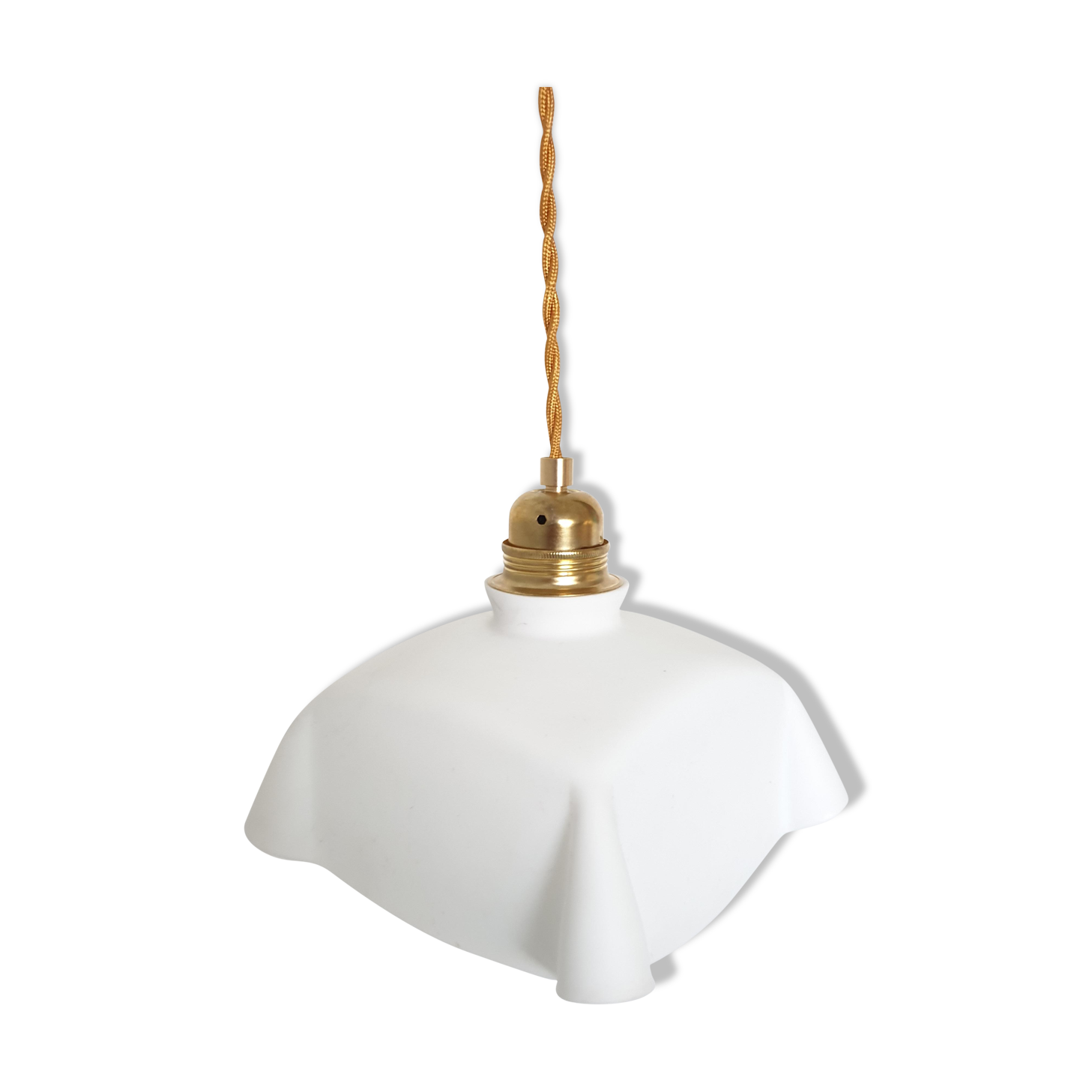Suspension en opaline blanche drapé