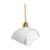 Suspension en opaline blanche drapé
