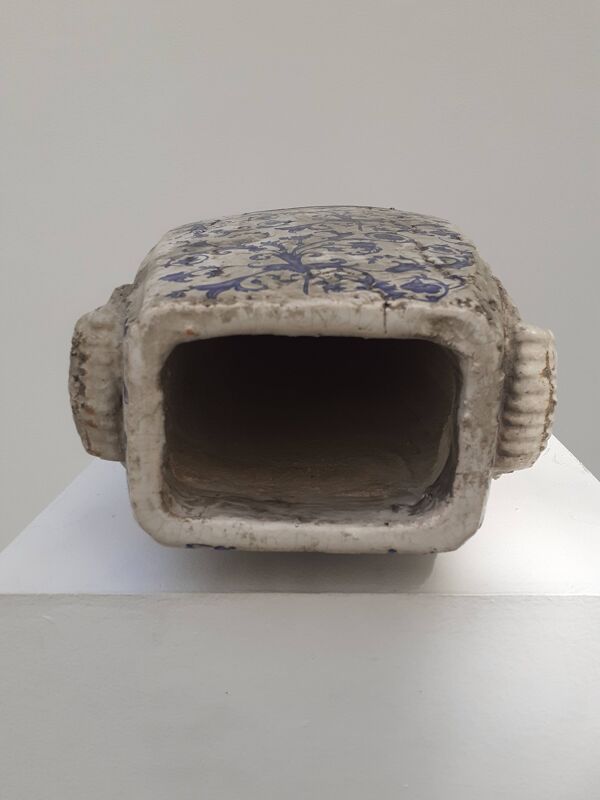 Vase avec émaillage bleu et blanc sur terre cuite