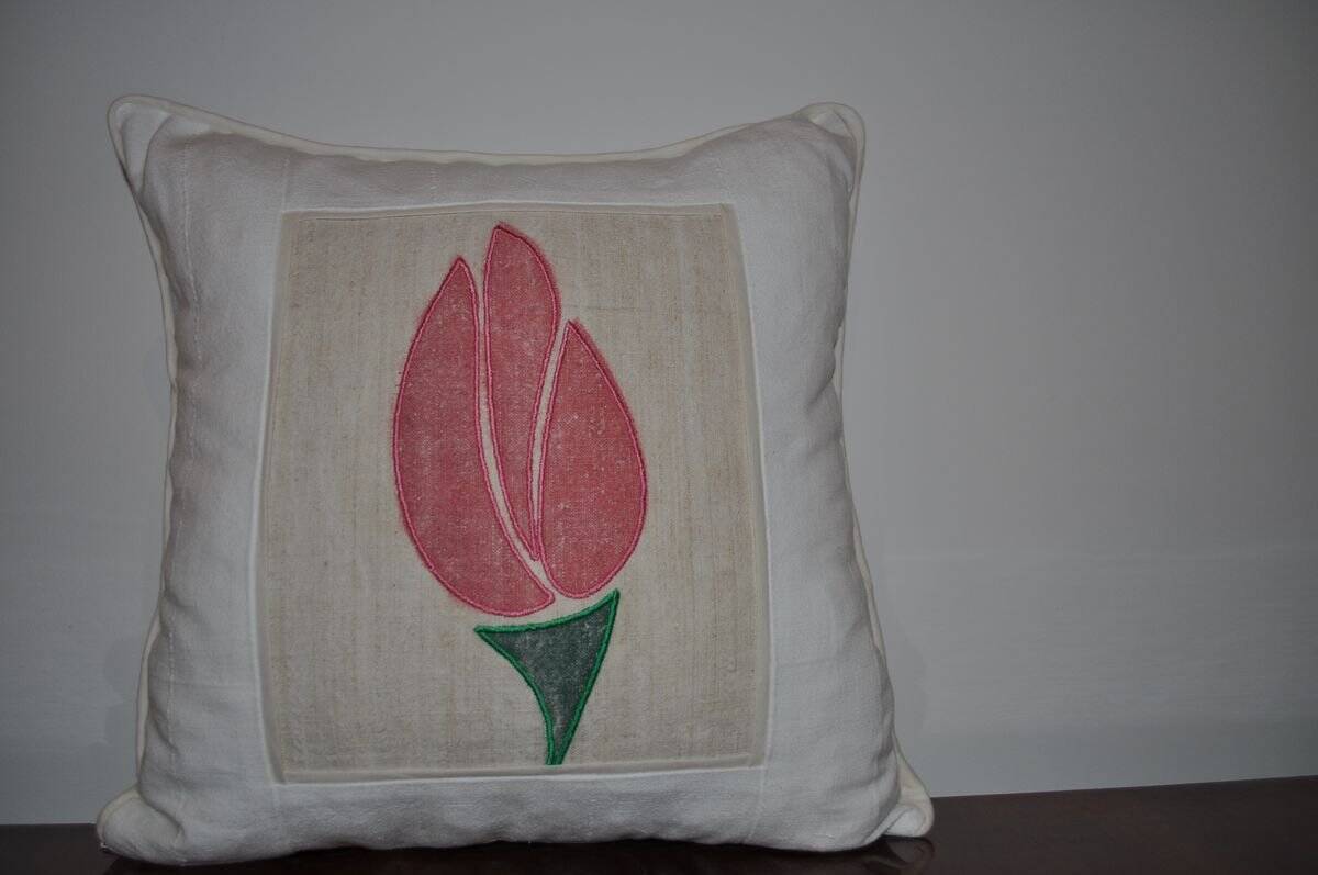 Vintage cream tulip cushion in linen with floral appliqué, 50x50 cm