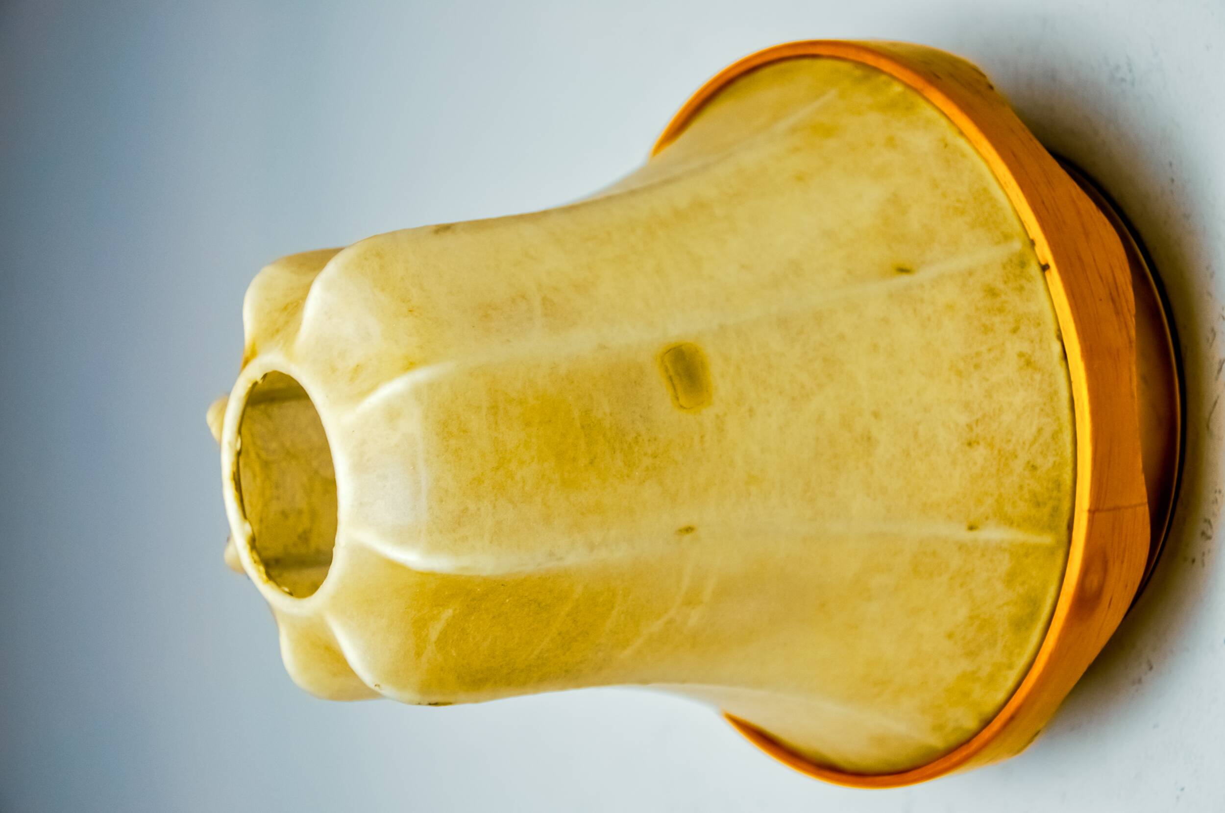 Pair of "cocoon" wall lights, pear shape, resin and pine, Italy, 1970