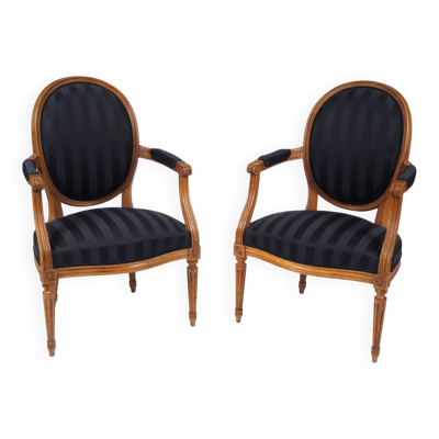 Paire de fauteuils cabriolet de style Louis XVI en bois naturel