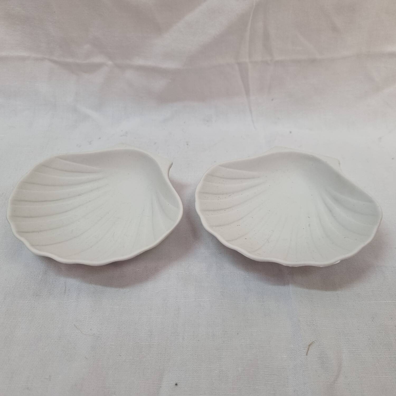 Porcelain scallop butter dish