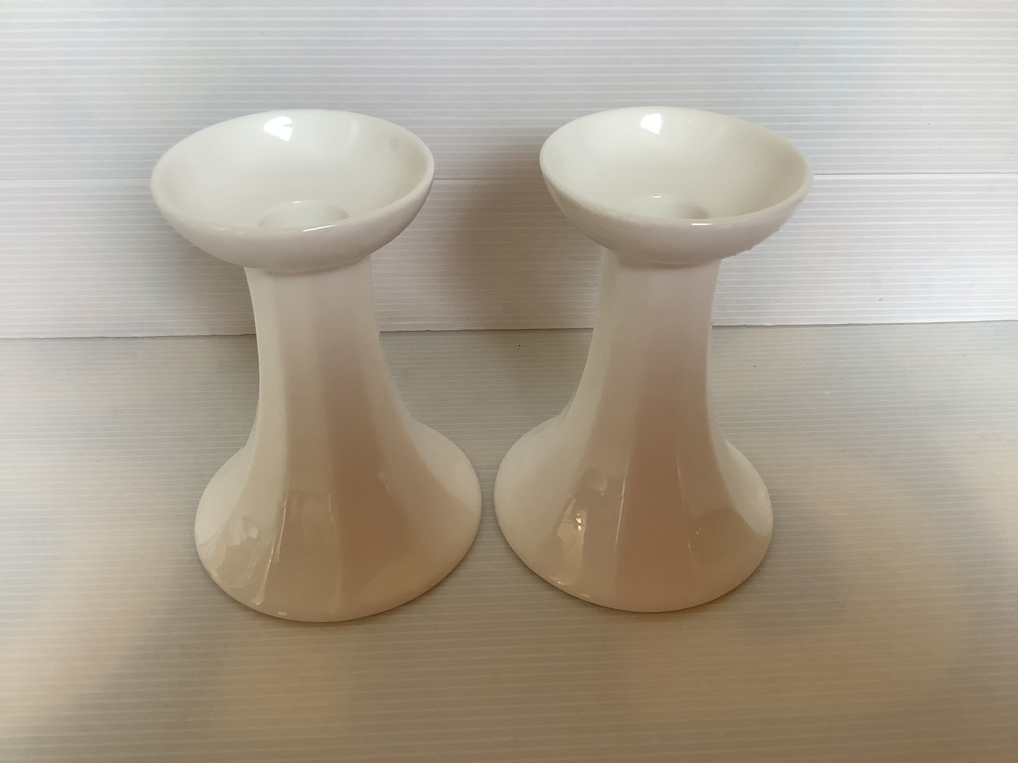 Paire de bougeoirs blancs à facettes pied tulipe