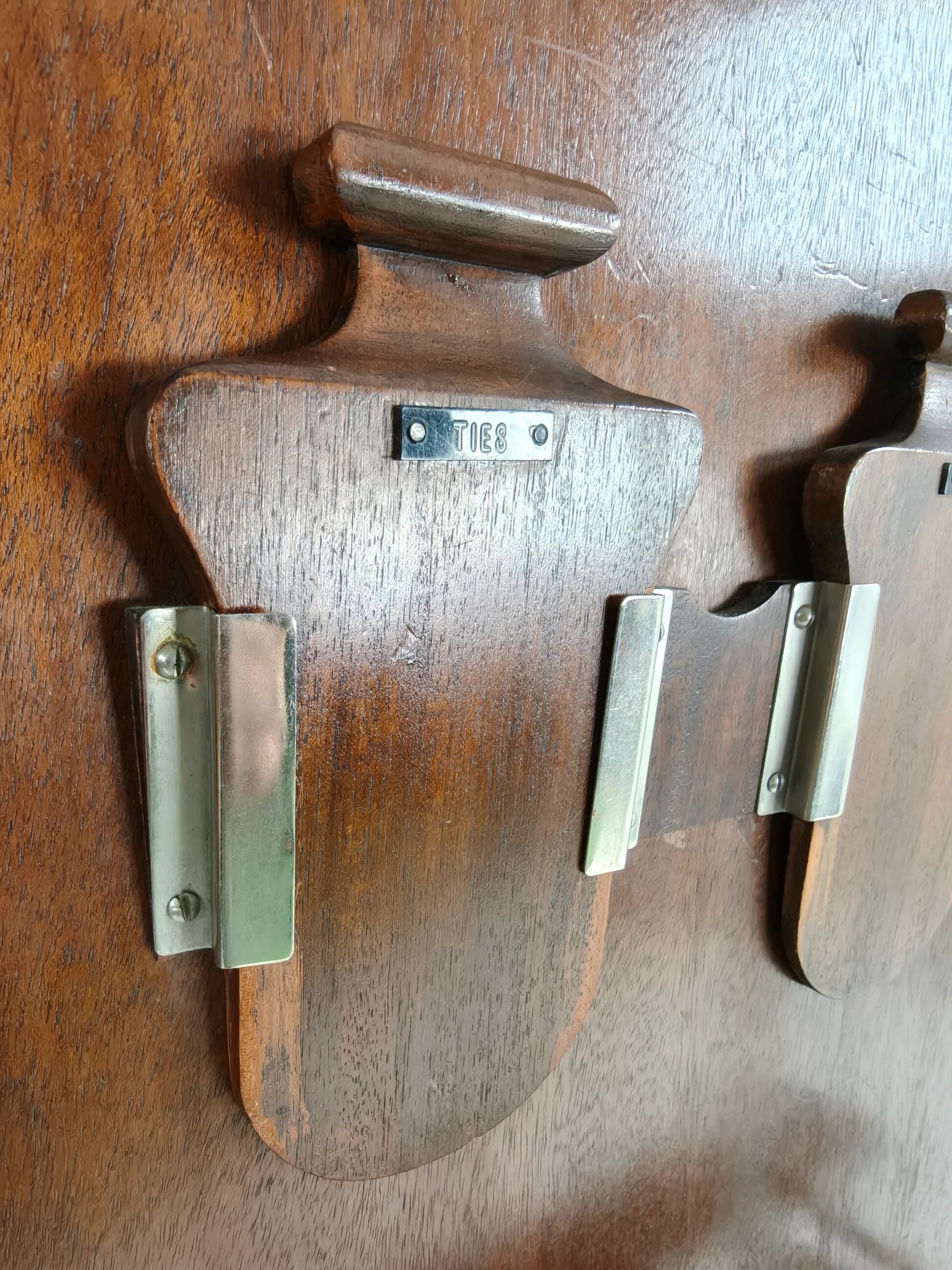 Superbe armoire anglaise Art Déco en loupe de noyer signée Waring & Gillow – vers 1900-1932