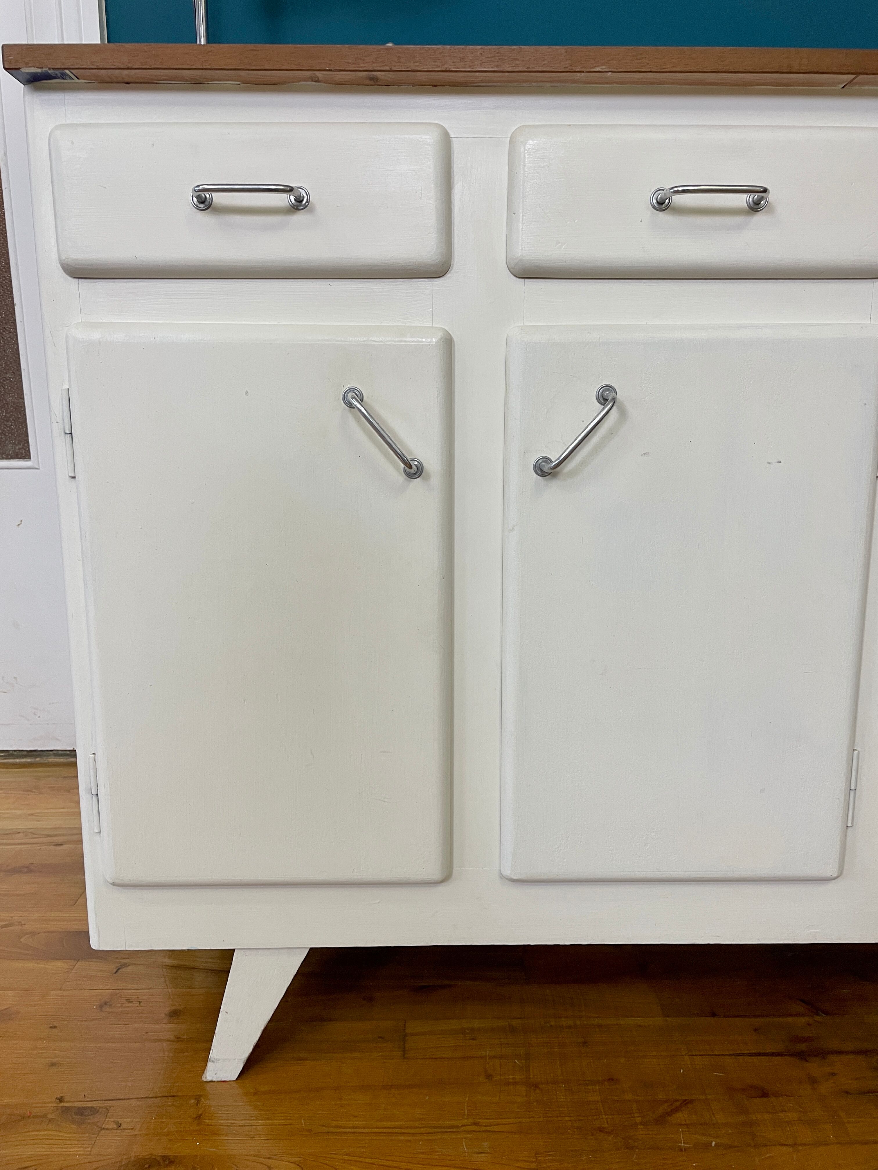 Buffet Mado low on feet compass