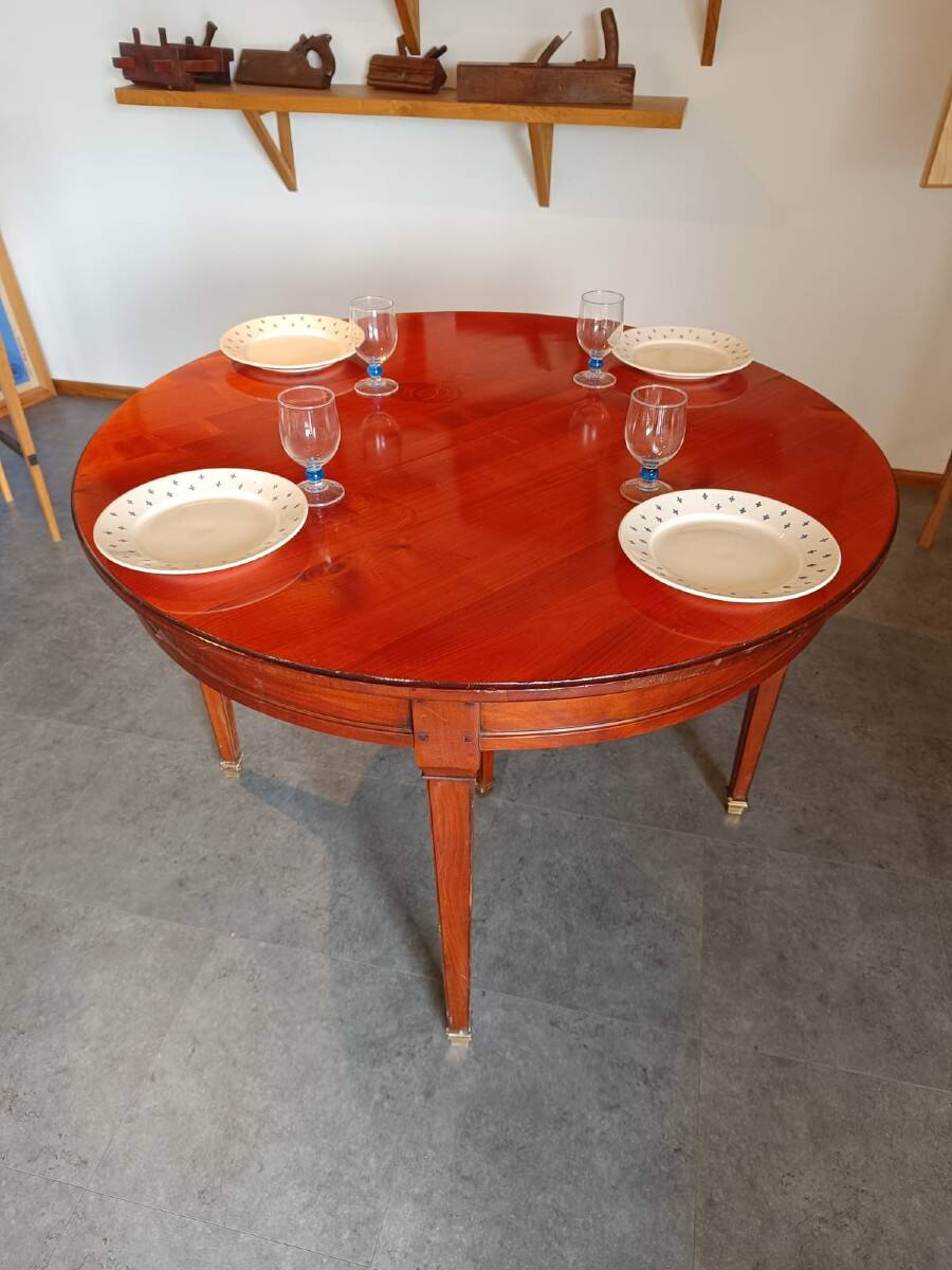 DINING TABLE IN EXOTIC WOOD IN PERFECT CONDITION