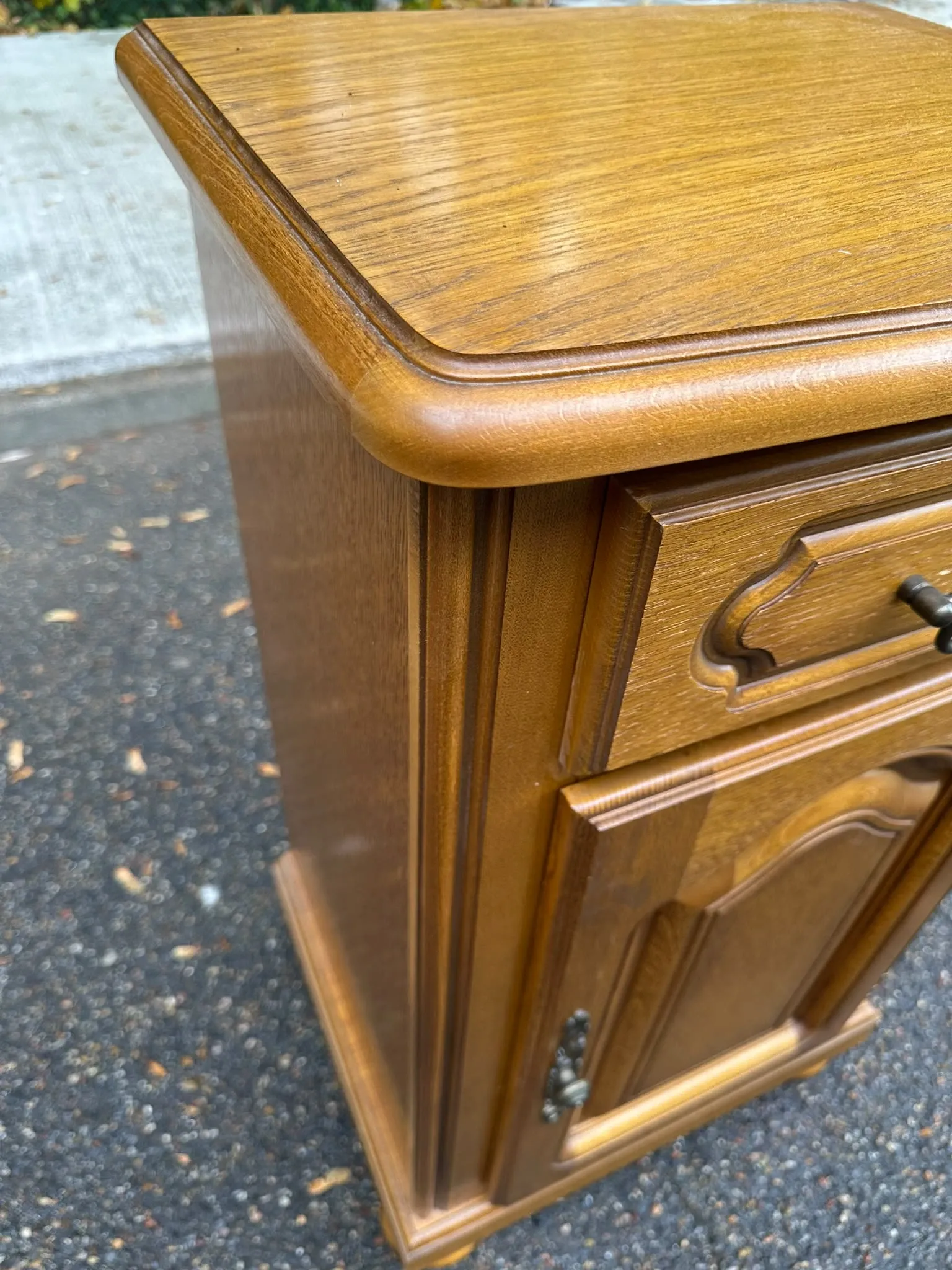 Table de chevet haute meuble d'appoint en chêne teinté miel 1980