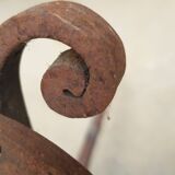 Paire De Chenêts En Fer Forgé Avec Ornementations Raffinées - XXè