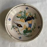 Assiette de Nevers en faïence fin XVIIIe siècle décor de corne d'abondance