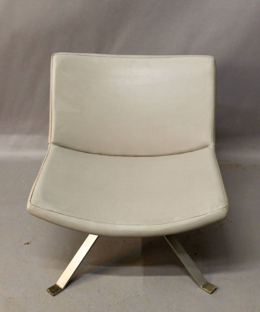Design armchair with light grey skai top