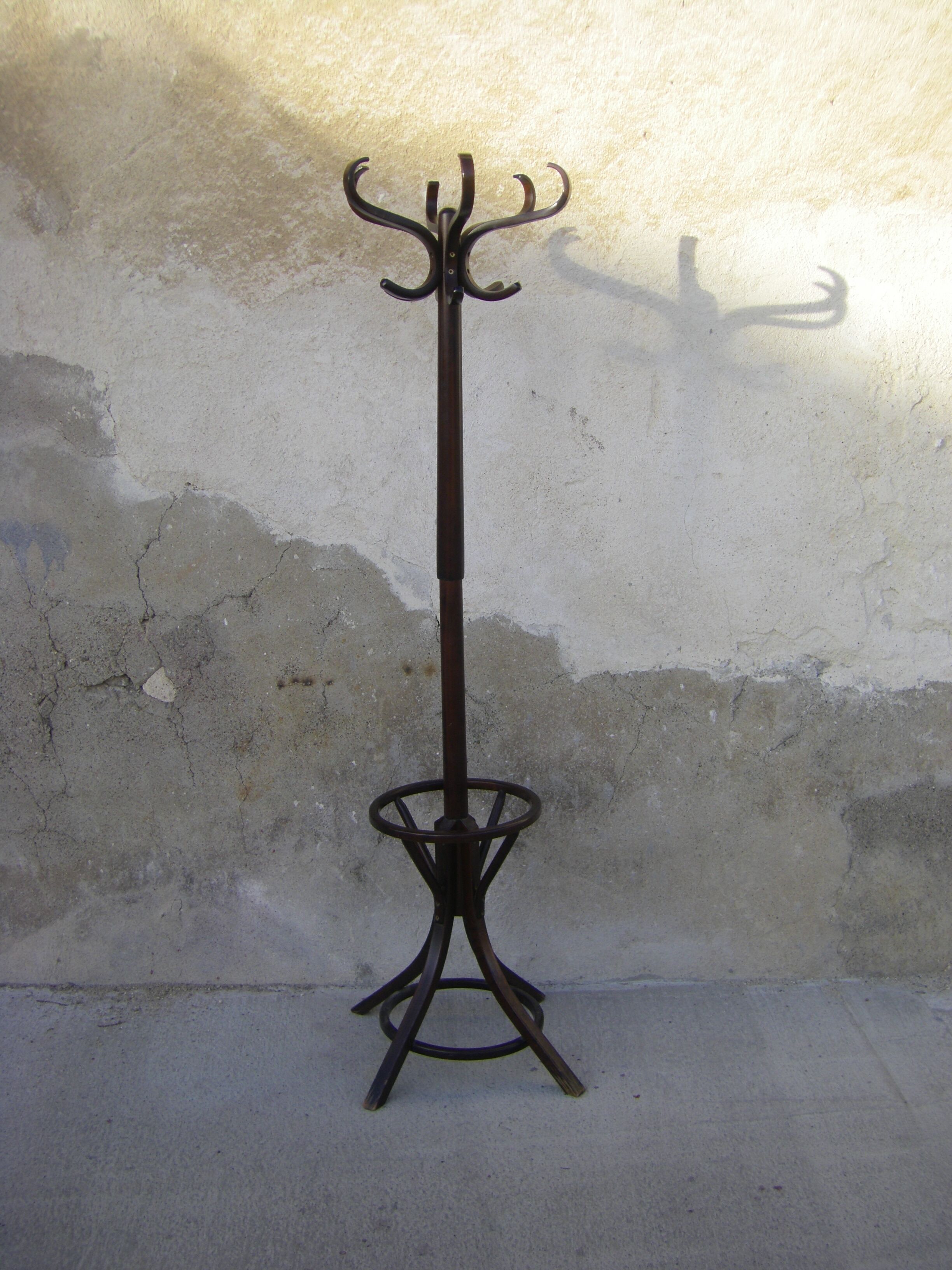 Baumann parrot coat rack