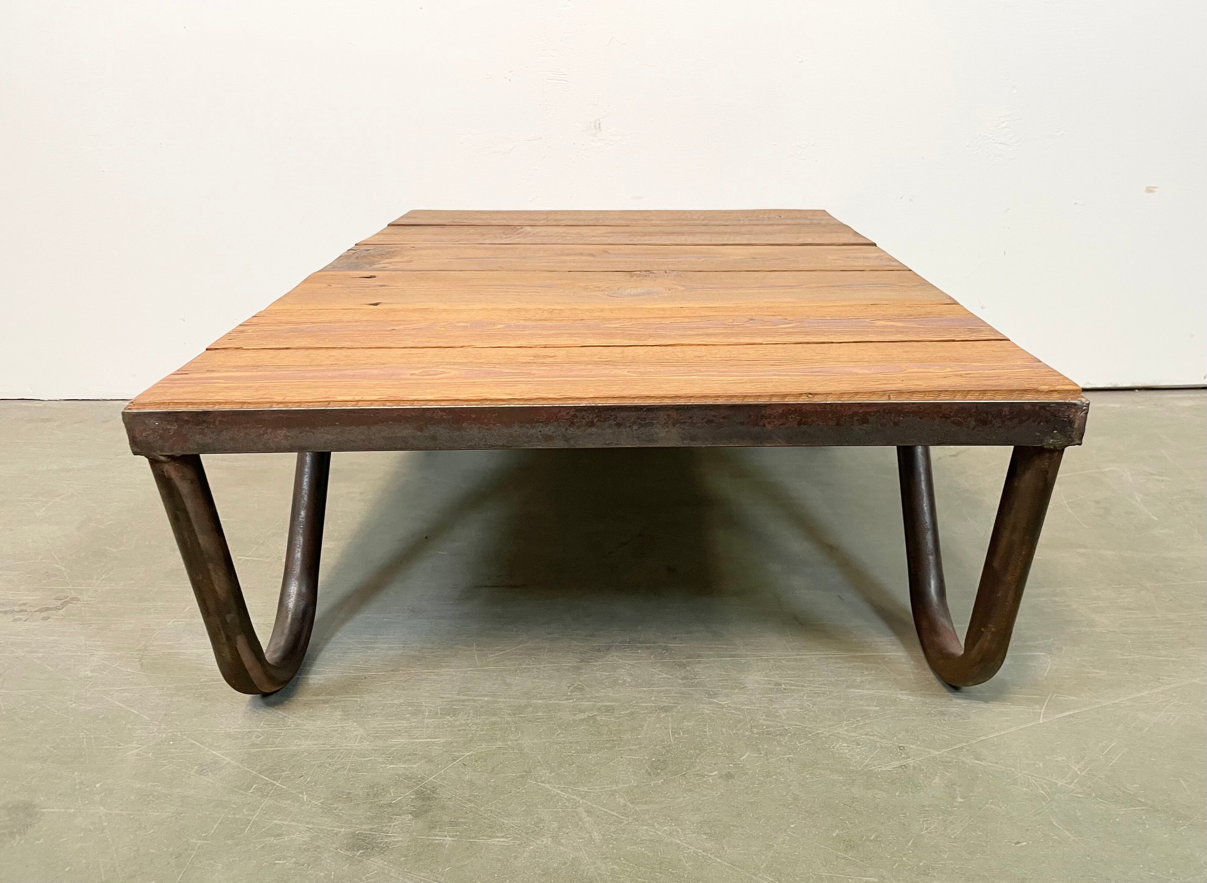 Table basse industrielle, années 1960