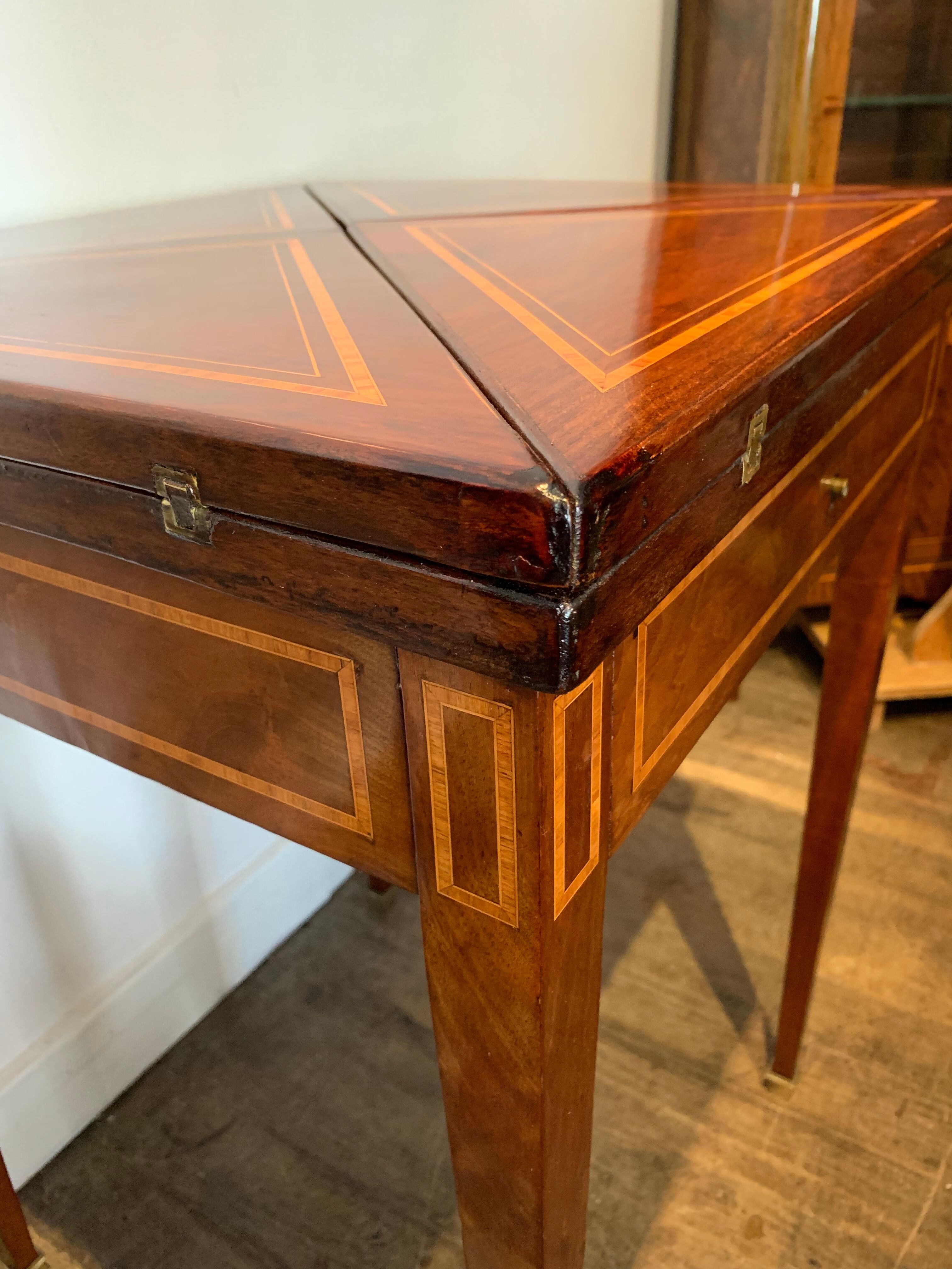 Handkerchief game table