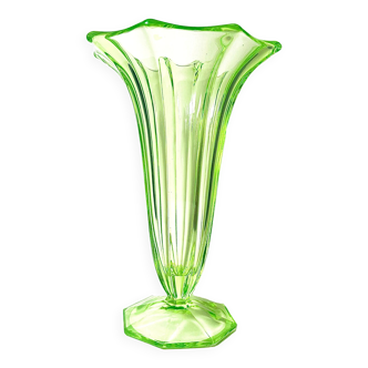 1934 Walther & Söhne uranium glass vase