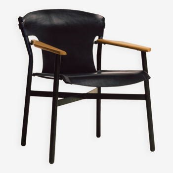 Maërl armchair, Galathée model, black leather, solid wood armrests of your choice