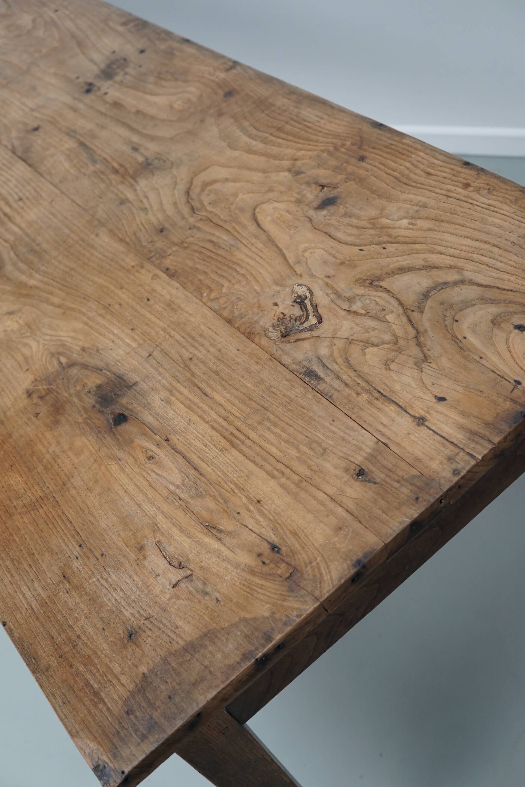 Table à manger rustique française en orme, XIXe siècle