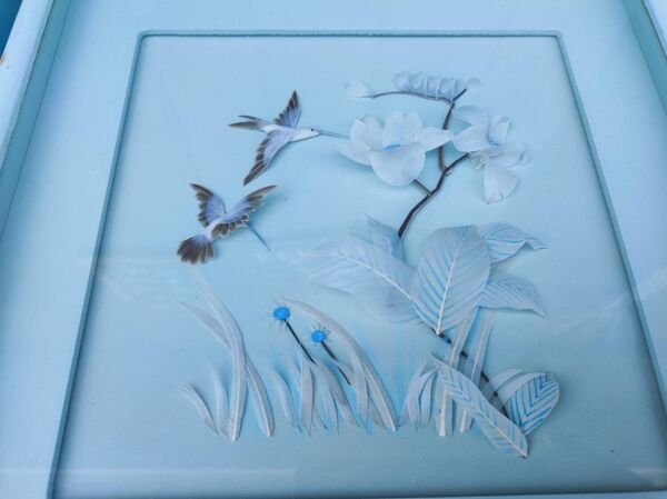 Deux tableaux vintage réalisés avec des plumes, motif colibri