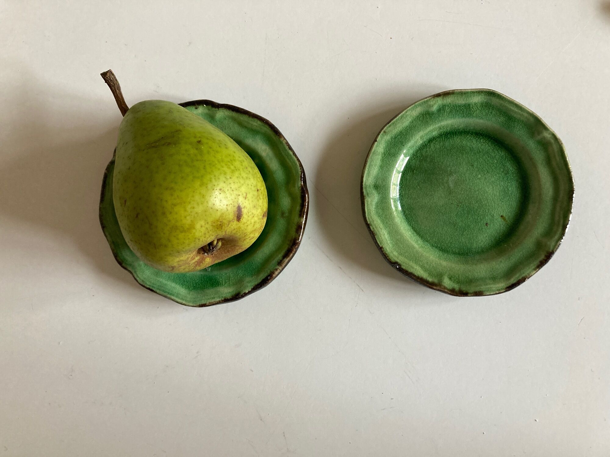 Pair of glazed clay plates with XXS Dieulefit 1950 gadroons