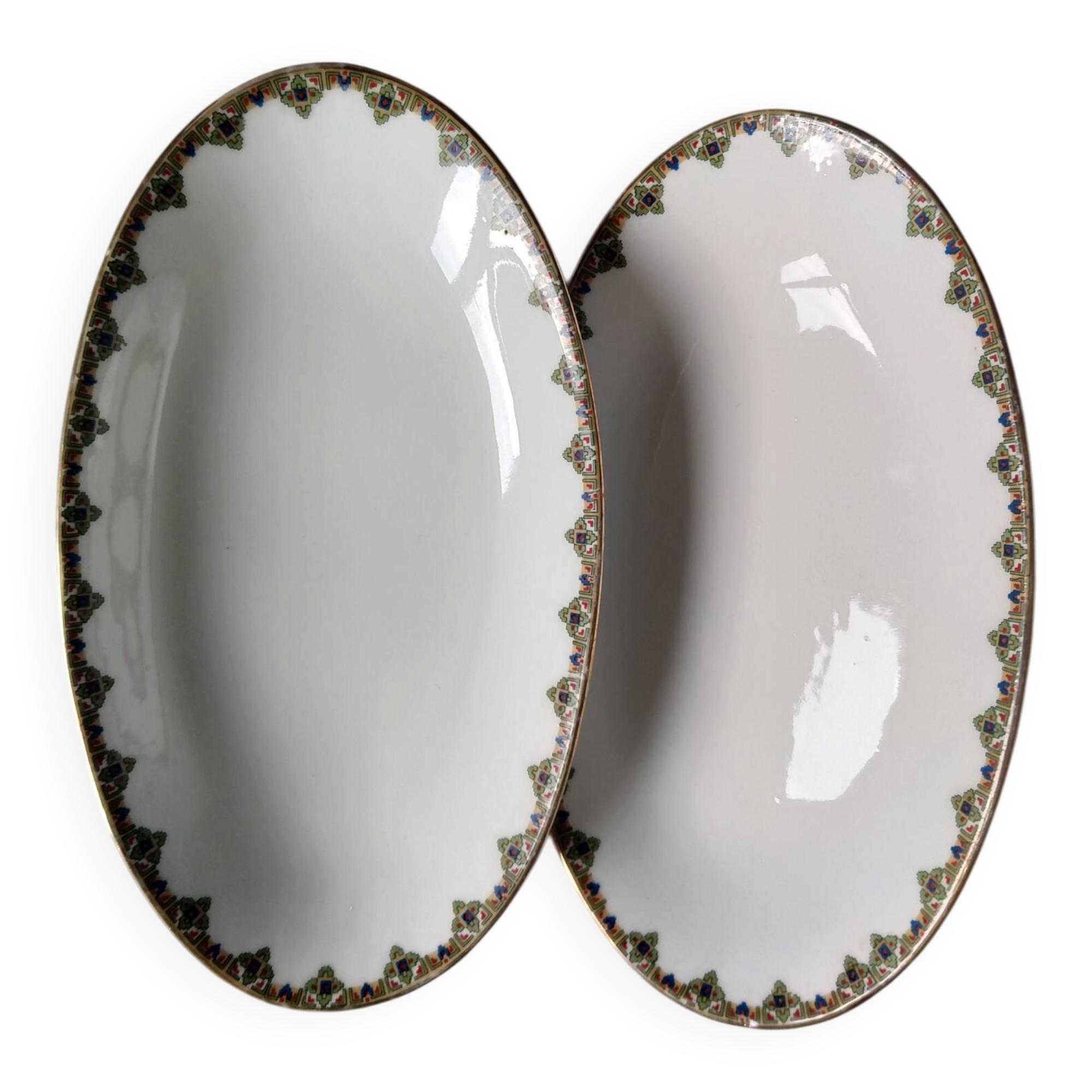 2 porcelain dishes with lions in the French Art Deco style