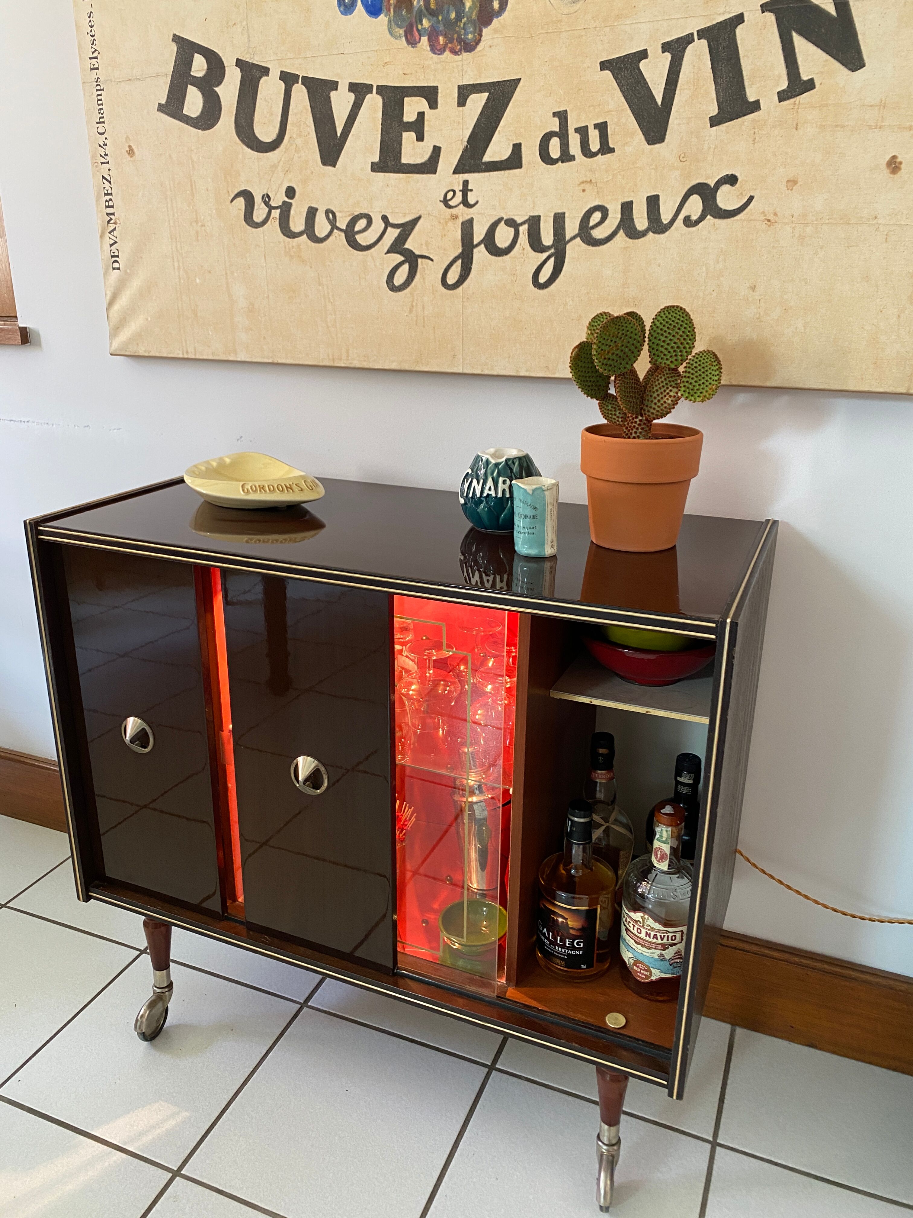 Illuminated window bar