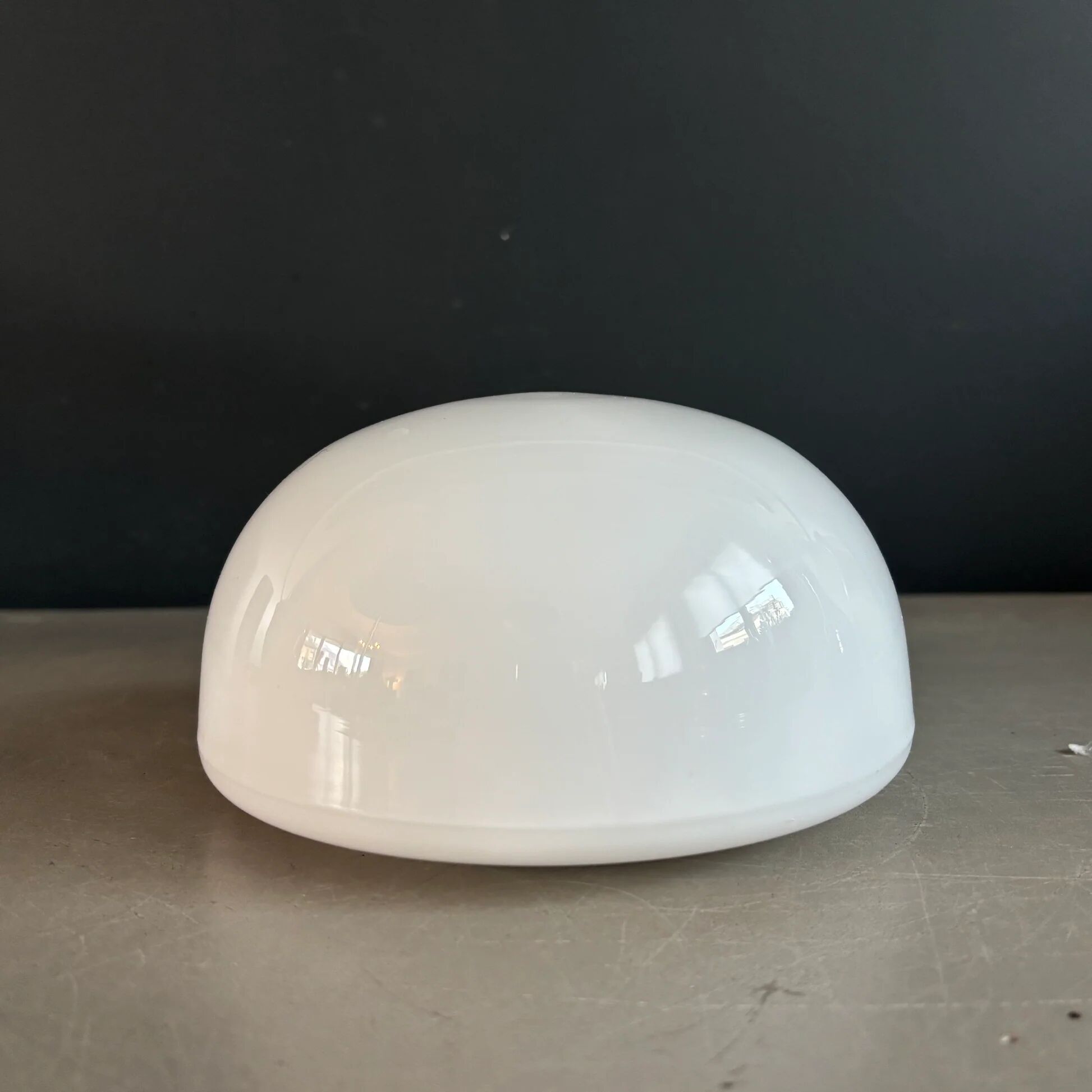 Plafonnier / applique demi-sphère en verre blanc - Ref 1364