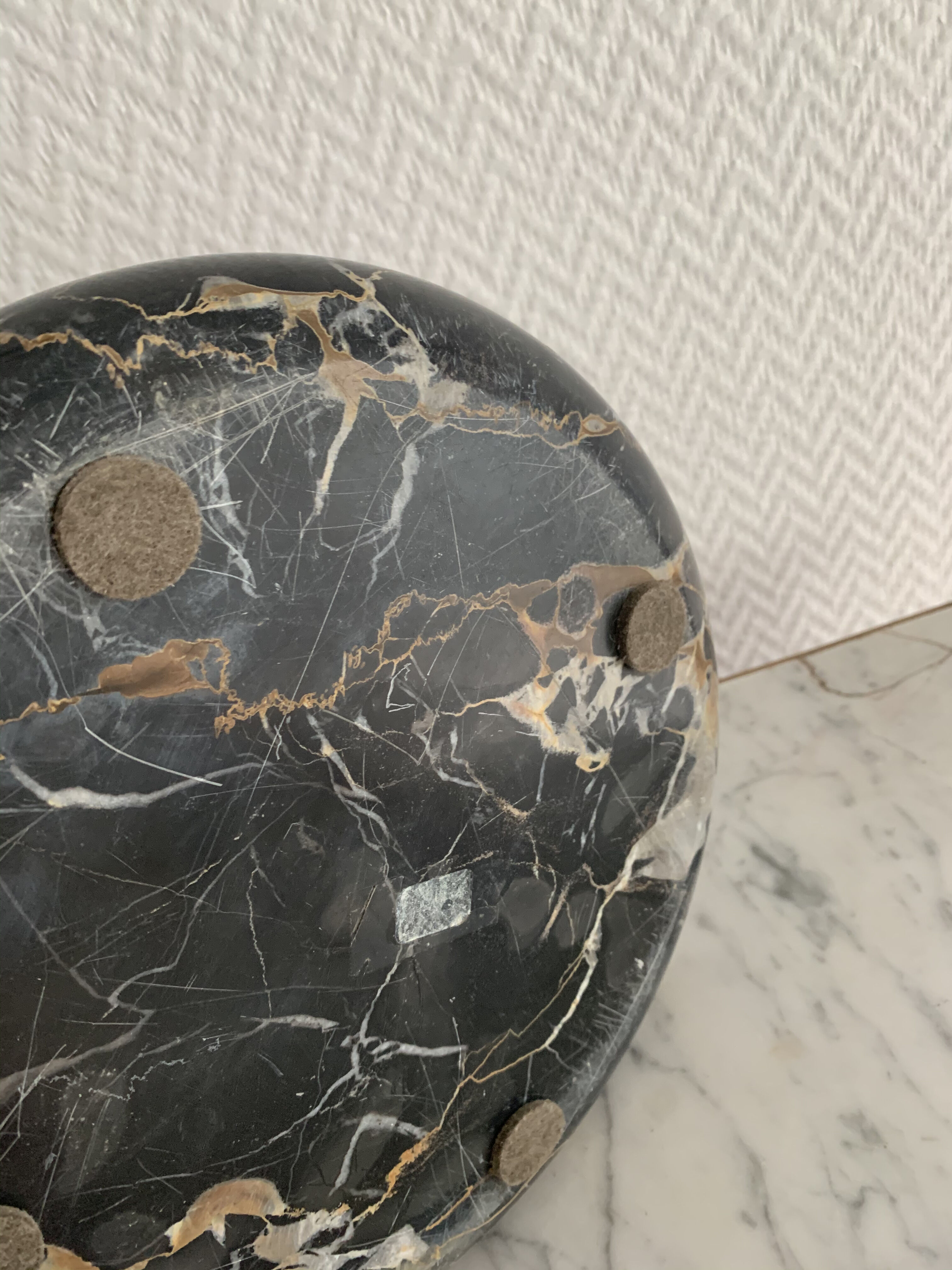 GM vintage black marble round ashtray