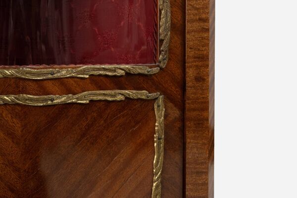 Vitrine d'angle de style Louis XV avec vitre cintrée, vers 1950