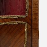 Vitrine d'angle de style Louis XV avec vitre cintrée, vers 1950