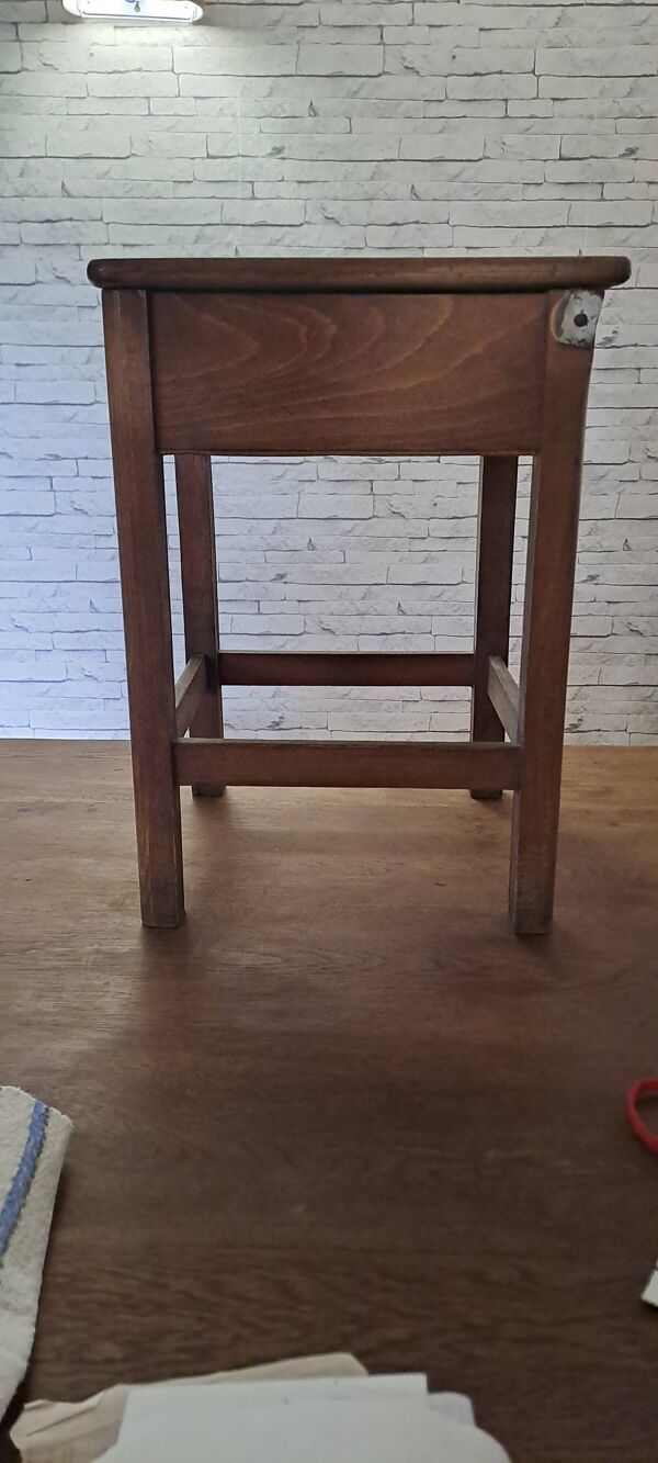 Tabouret bois marron teint 1940 avec casier meuble d'appoint décoration cuisine atelier véranda