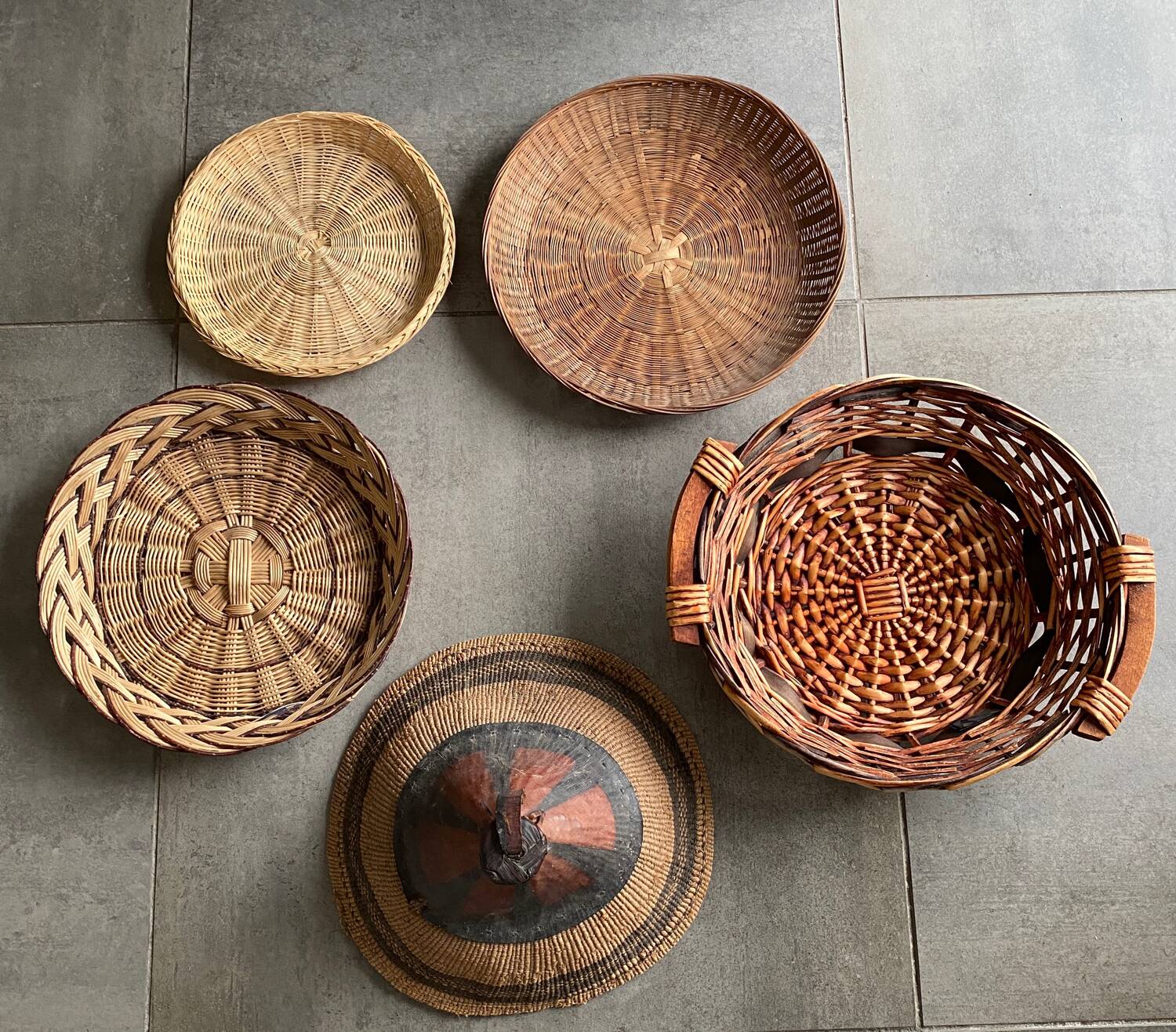 Lot of 5 baskets for wall decoration.