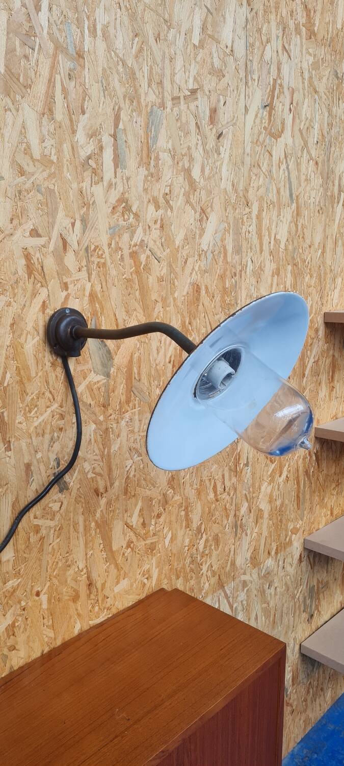 Exterior wall light in enamelled sheet metal