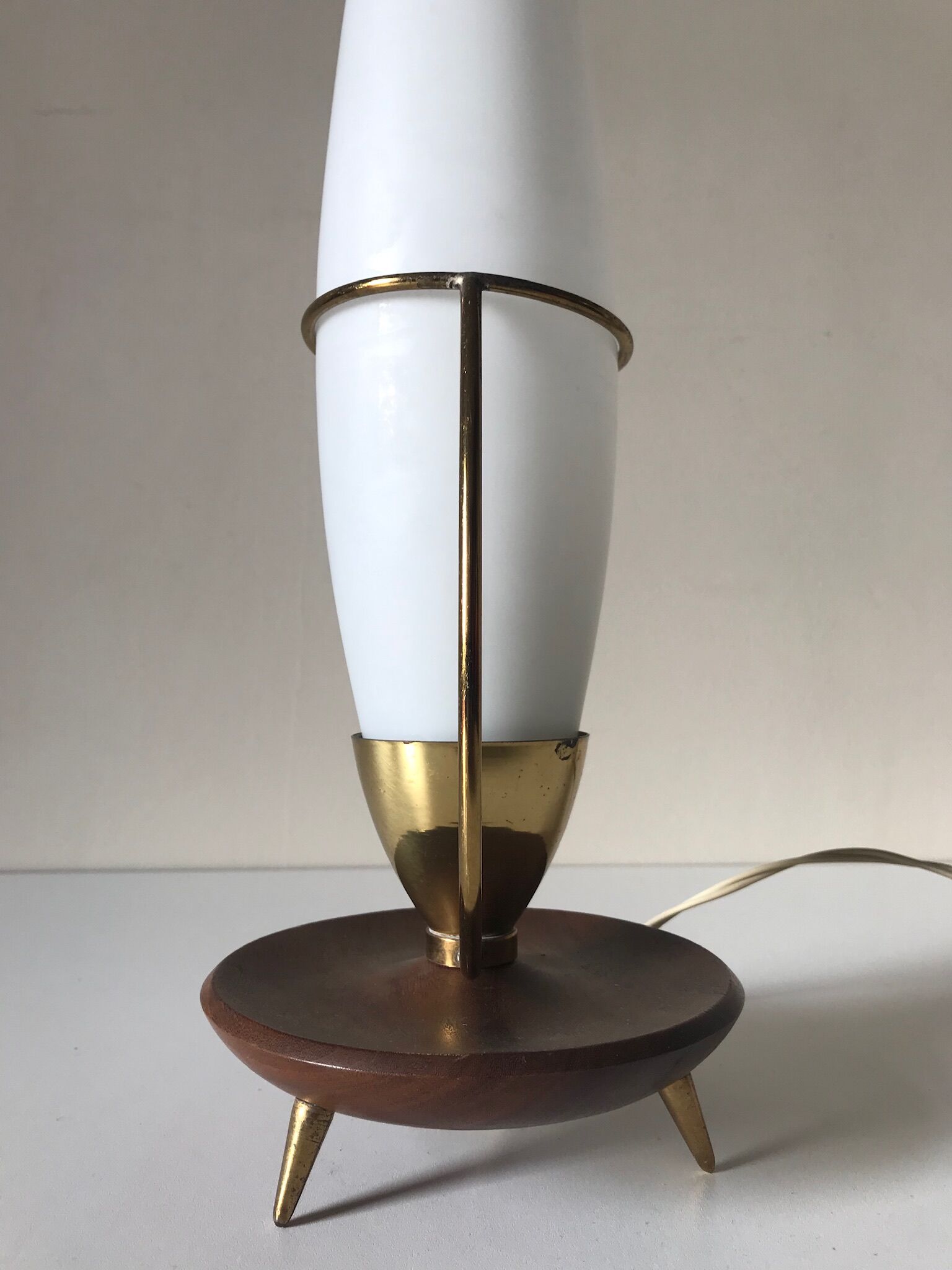 Lampe tripode teck et opaline vintage 1960