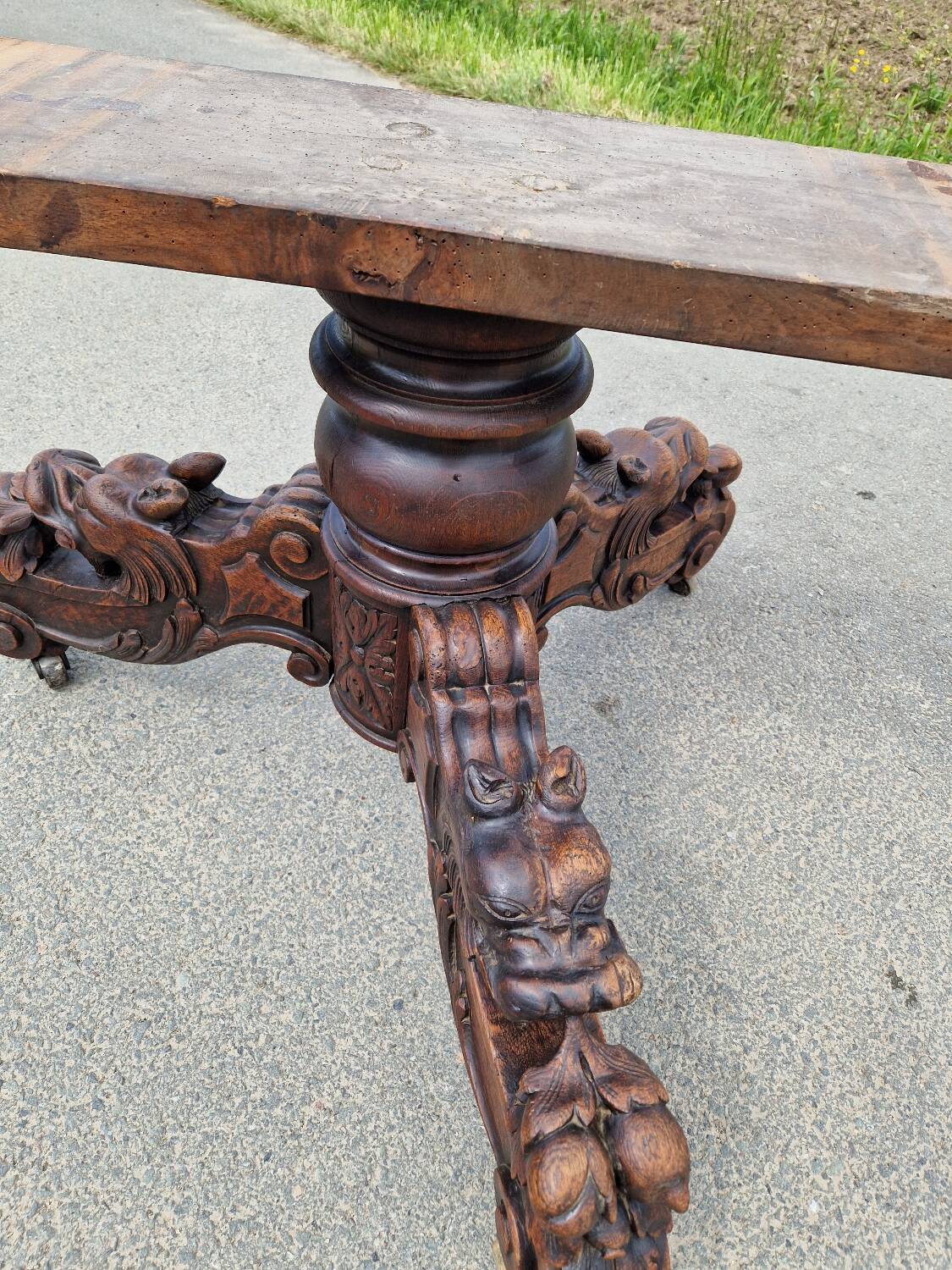 Henri II round table with lion's paw in solid oak