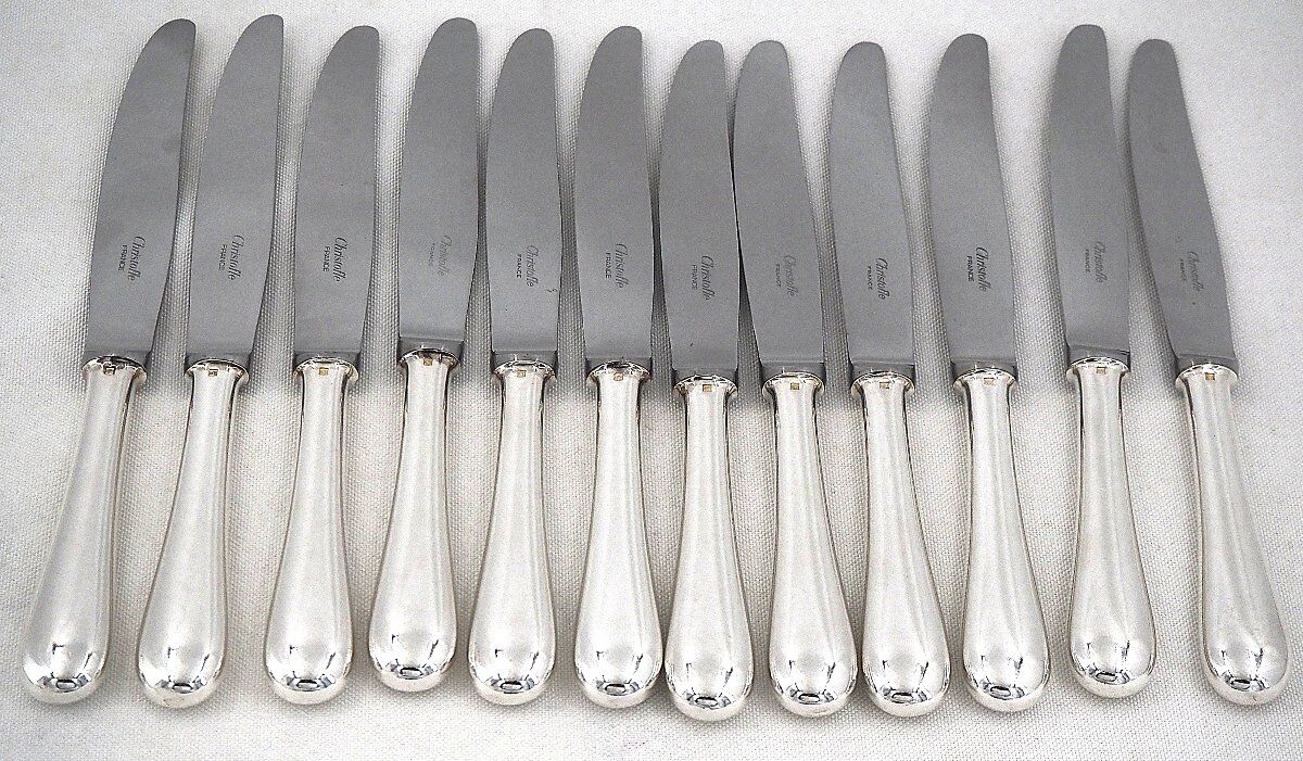 Christofle modèle Baguette, 12 couteaux de table en métal argenté, en parfait état.
