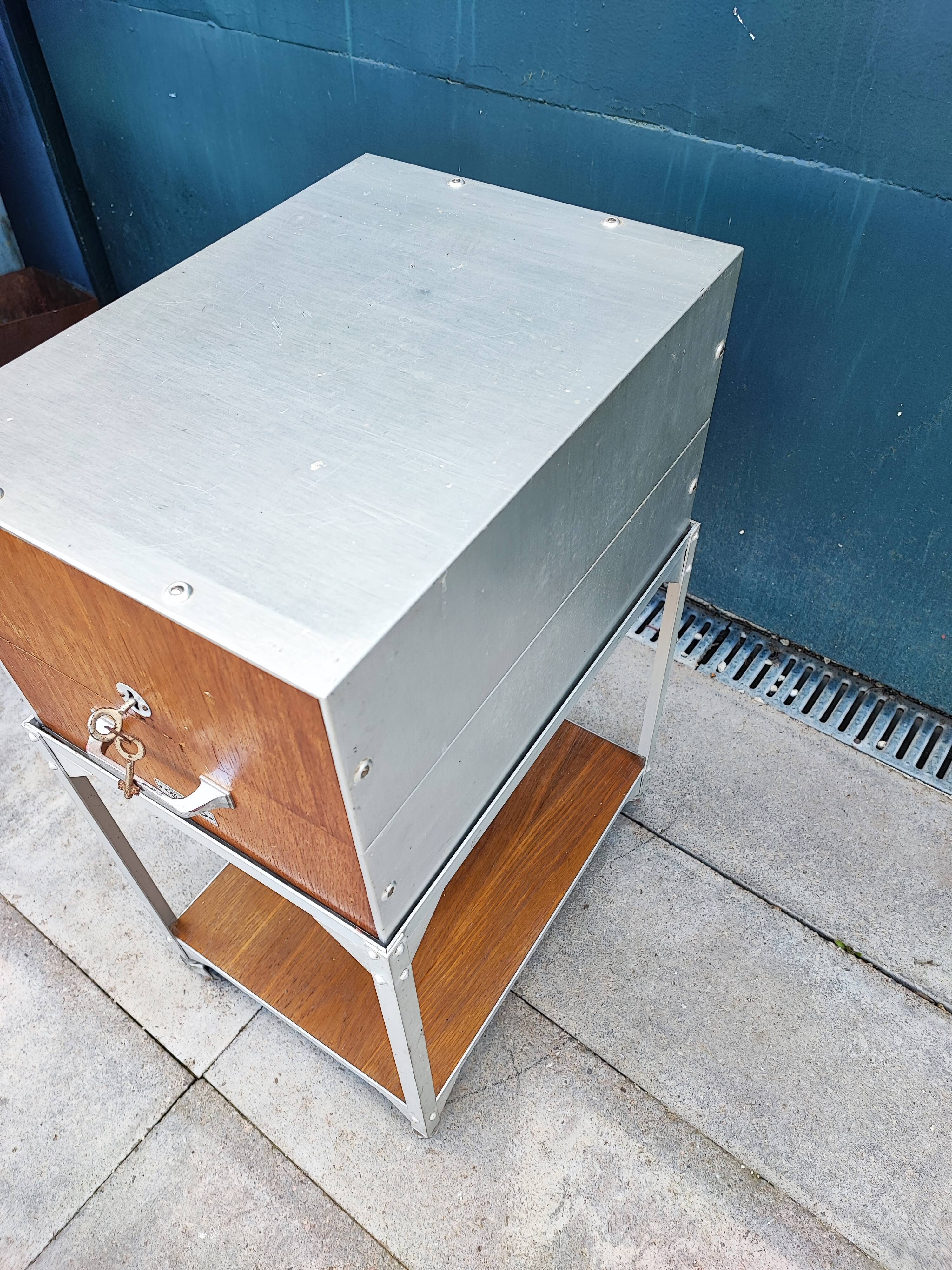 Metal binder ruwa bell