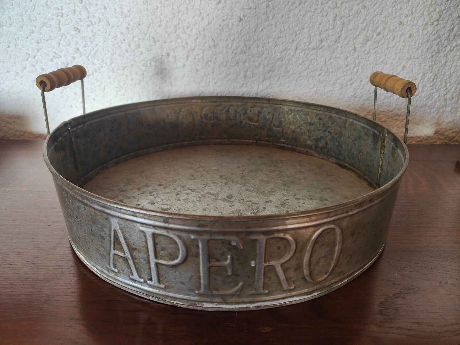 Aperitif serving tray in sheet metal with folding wooden cuffs