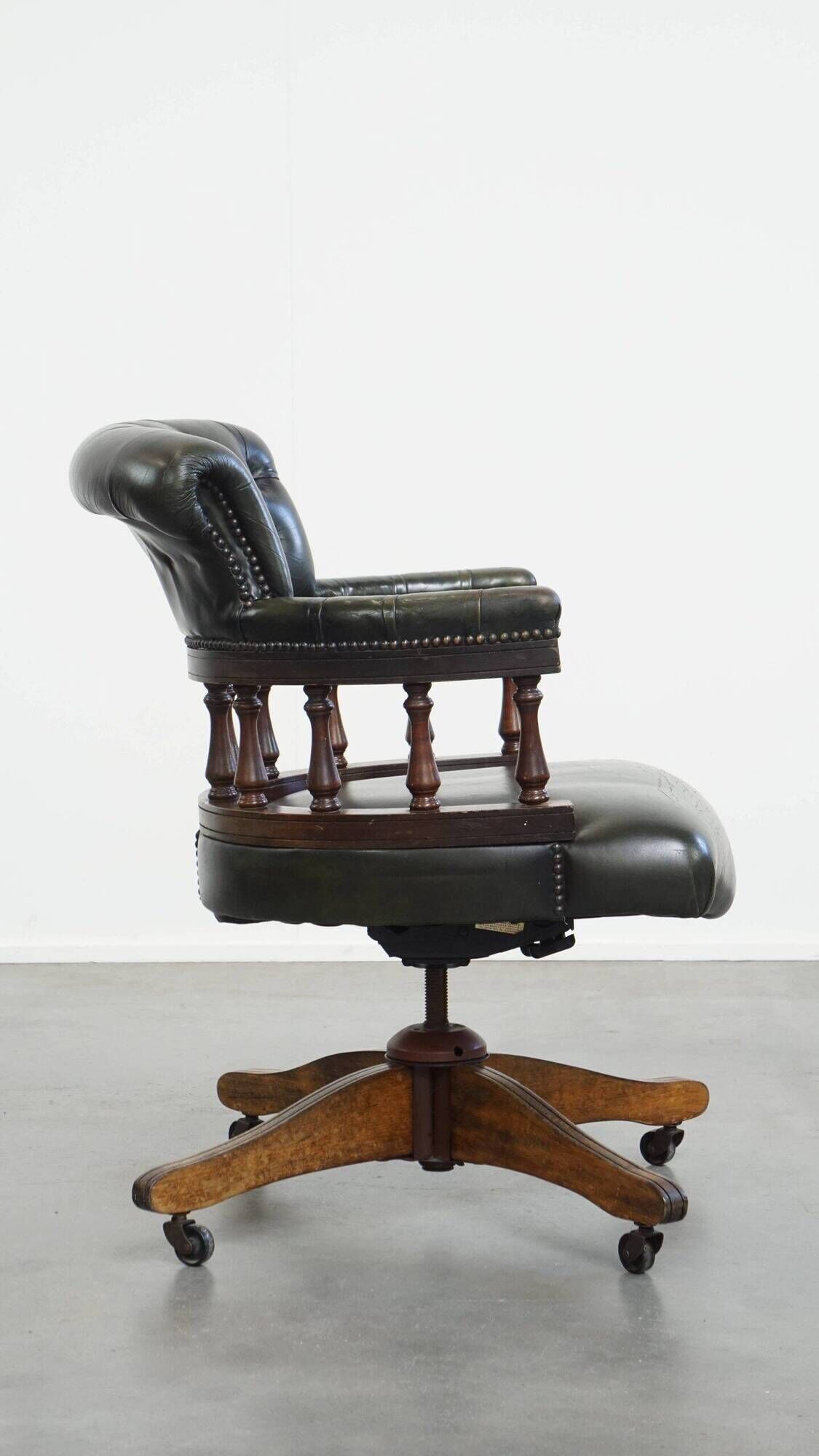 Green leather height-adjustable, swivel and tilt chesterfield office chair