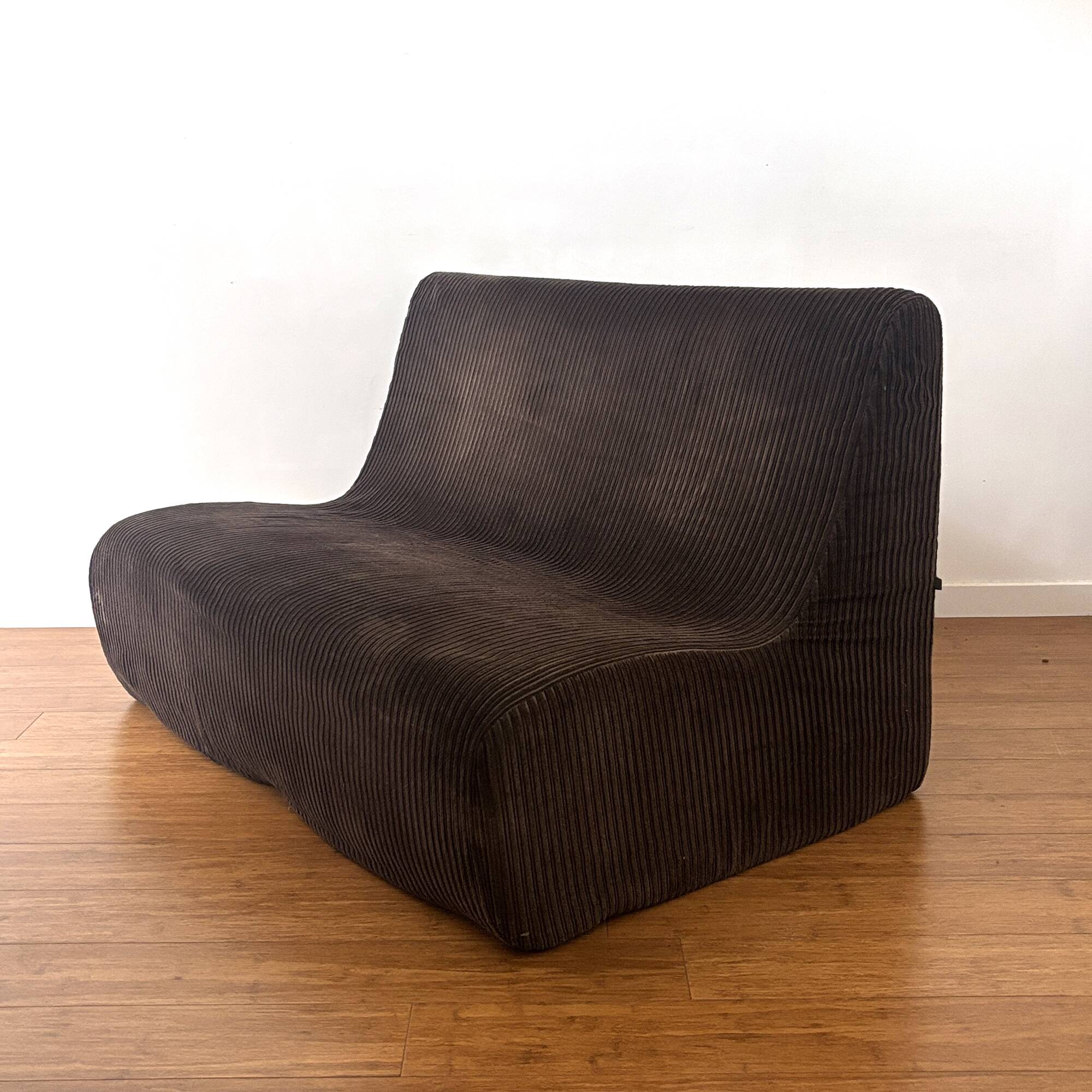 Two-seater velvet canapé from the 1970s.