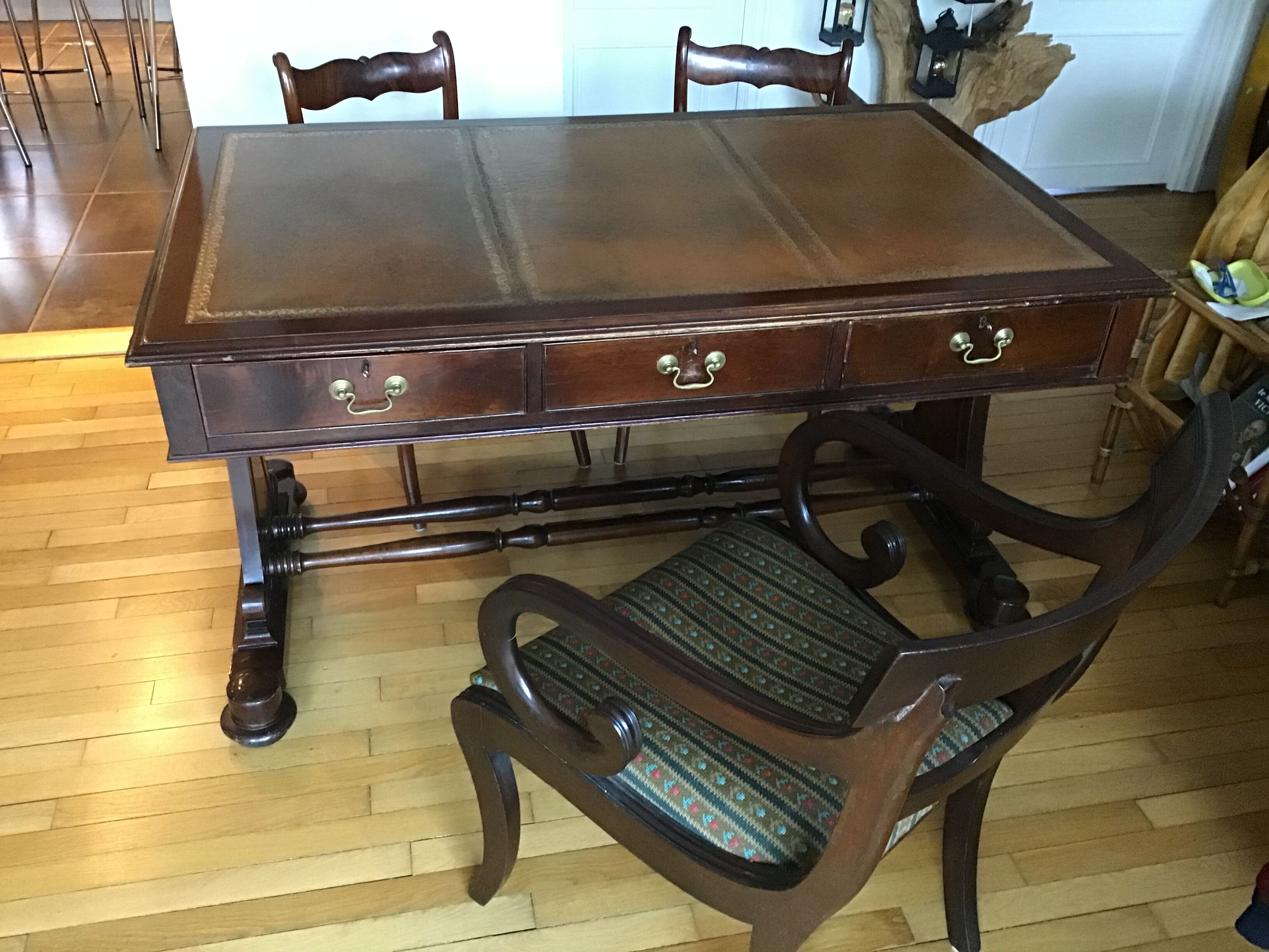 Minister's office and 3 chairs