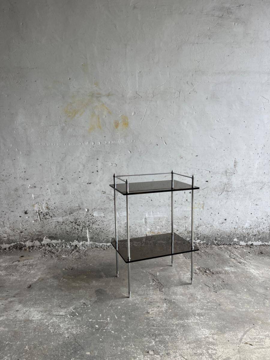 Table d'appoint vintage des années 1960, en métal argenté avec étagères à deux niveaux en verre fumé.