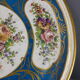 Plat porcelaine beau décor fleuri marque apocryphes de  Sèvres BS
