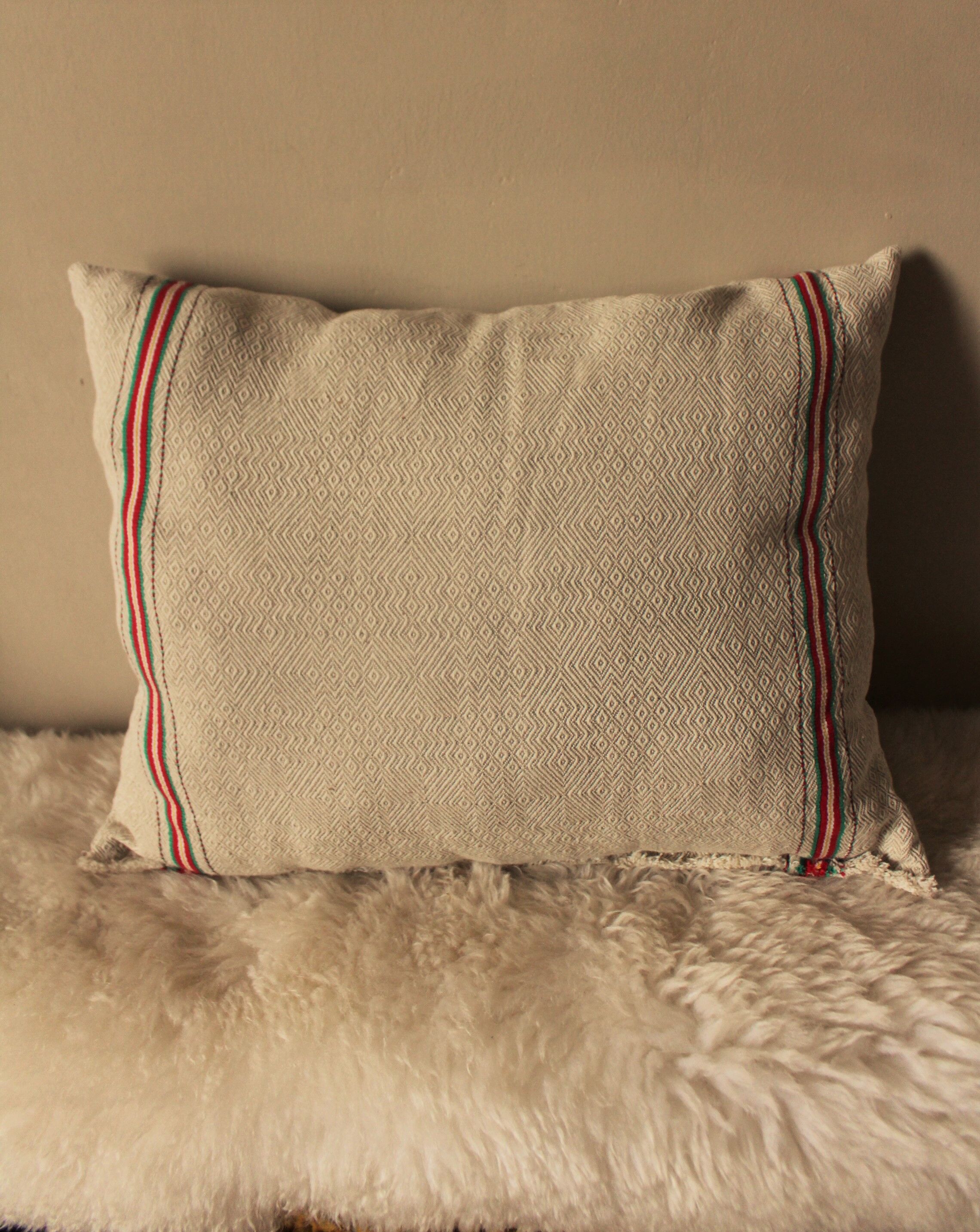 Cushion torchons chevrons bands red green yellow