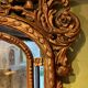 Grand miroir de mariage en bois doré français du 19ème siècle, miroir de dessus de manteau antique avec verre mercuré d'origine.