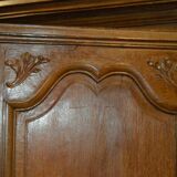 Armoire en chêne moulurée