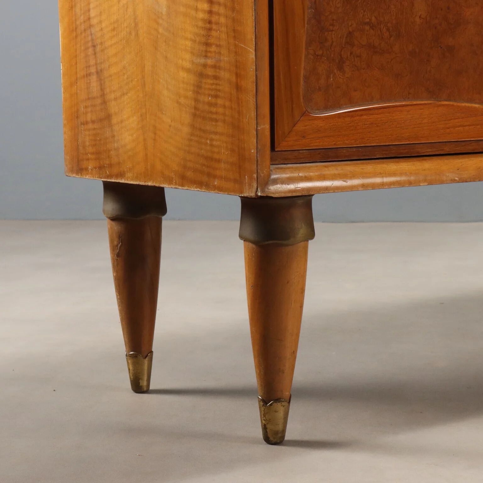 Vintage buffet in walnut veneer and burl, 1950s design.