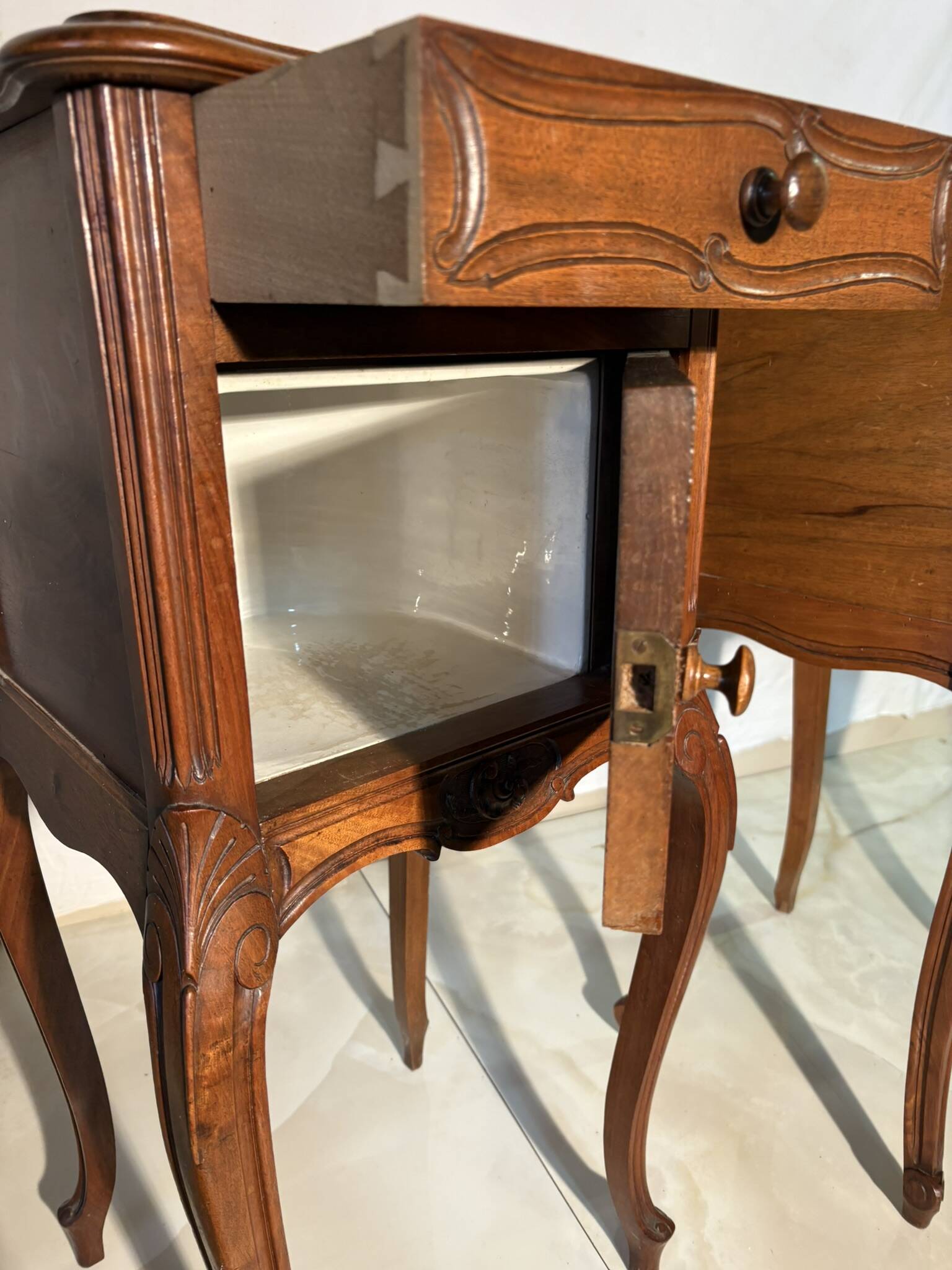 Pair of antique bedside tables with marble top and ceramic niche