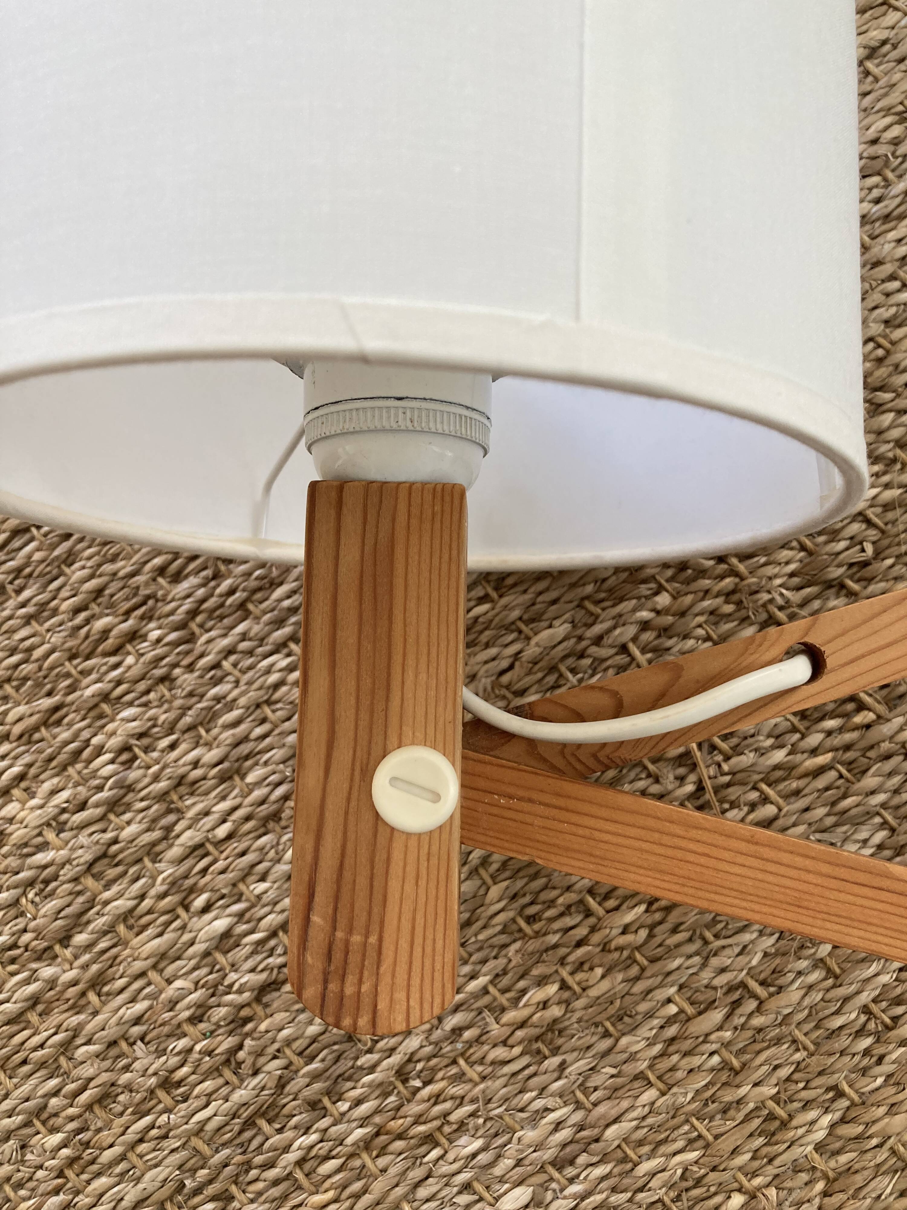 Extendable wall lamp in Scandinavian wood