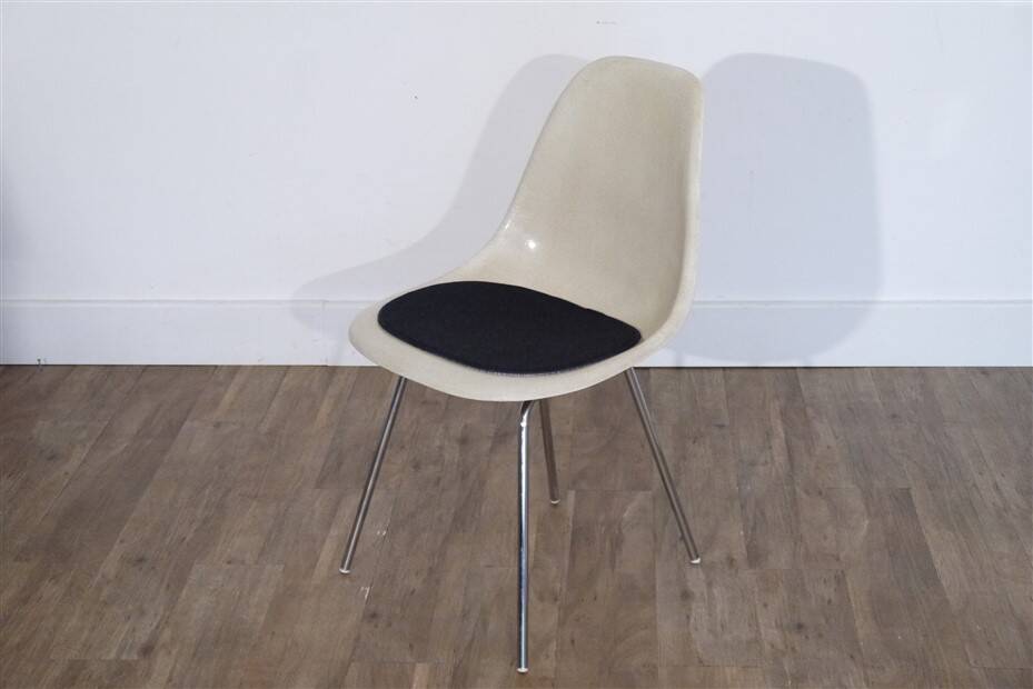 Dsw fiberglass chair Eames design 1960
