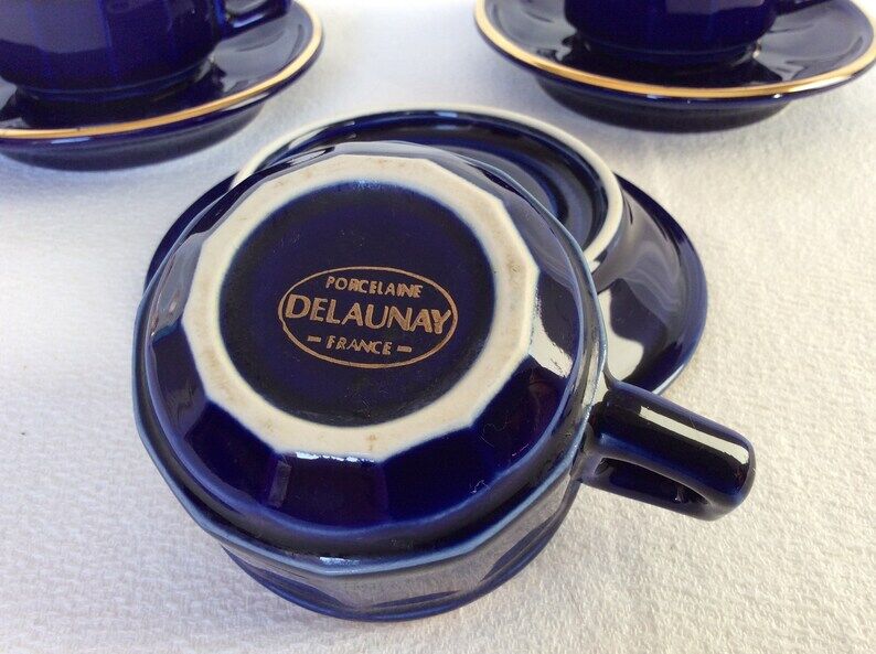 Lot de 3 tasses, soucoupes et d'un pot à lait bleues marine en porcelaine Delaunay